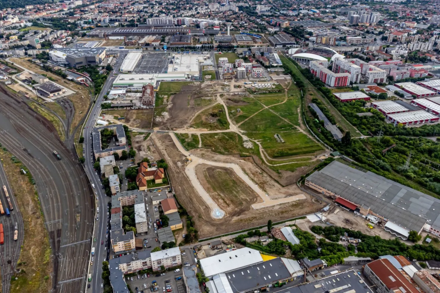 Teren construcții casă lângă Atrium Mall direct de la dezvoltator - Comision 0%
Pentru doar 140 de familii a sosit oportunitatea mult așteptată, aceea de a putea cumpăra parcele de teren în zona din Arad cu cea mai mare rată de dezvoltare.
Noul cartier rezidențial RED 9 dezvoltat de ARED, la 1 minut de Atrium Mall și AFI, cuprinde deja blocuri de locuințe și un viitor cartier select și exclusivist de case, cu incintă privată, securizată, la standarde occidentale, a cărui start este acum, oferindu-ți și posibilitate de investiție pe termen mediu-lung. 

În noul cartier urmează a fi construite zone verzi cu parcuri și un teren multisport (Fotbal, tenis, baschet, volei) + piste de alergat și pentru bicicletă, precum și alte zone comerciale *ca model de organizare avem un cartier din Budapesta*
Visul tău de a locui la casă într-un cartier select, în incintă privată, cu acces controlat prin bariere și paznic este la un telefon distanță, sună-mă la 0724694458 Dorel Vereș consultant imobiliar Acasă Arad/ARED Birou Centru Bdul Decebal 2.