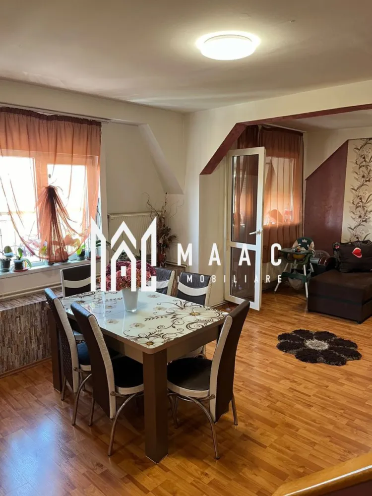 Apartament 3 camere | Intabulat | Balcon | 85 MP | Cedonia - MAAC Imobiliare vă prezintă spre vânzare un apartament cu 3 camere, tip mansardă, cu o suprafață utilă de 85 mp, situat într-o zona Cedonia – Mihai Viteazu, cu acces rapid către toate facilitățile urbane. Caracteristici: Apartament cu 3 camere Suprafață utilă de 85 mp. Dispus pe două niveluri. Se vinde complet mobilat și utilat, exact ca în fotografii. Compartimentare: Hol de intrare. Living open space cu bucătărie. Baie. Două dormitoare. Balcon. Configurație pe niveluri Nivel inferior Hol de acces. Baie dotată cu cadă și geam pentru aerisire naturală. Bucătărie cu living open space, cu suprafață de aproximativ 40 mp. Debara amplasată sub scări, ideală pentru depozitare. Balcon cu suprafața de aproximativ 5 mp. Nivel superior Hol. Două dormitoare spațioase, potrivite pentru familie sau birou. Dotări și finisaje Centrală termică prin condensare marca Duval Electrocasnice aproape noi, inclusiv frigider și mașină de spălat. Parchet laminat Ferestre cu geam termopan, asigurând izolație fonică și termică superioară. Stare și funcționalitate: Pregătit pentru mutare imediată, fără necesitatea unor investiții suplimentare. Localizare și avantaje Zonă complet dezvoltată, cu acces rapid la magazine, supermarketuri, școli, farmacii, mijloace de transport în comun și alte puncte de interes. Ideal atât pentru locuință proprie, cât și pentru investiție. Pentru mai multe detalii precizati telefonic ca ati vazut anuntul cu ID: CP2914332 }}