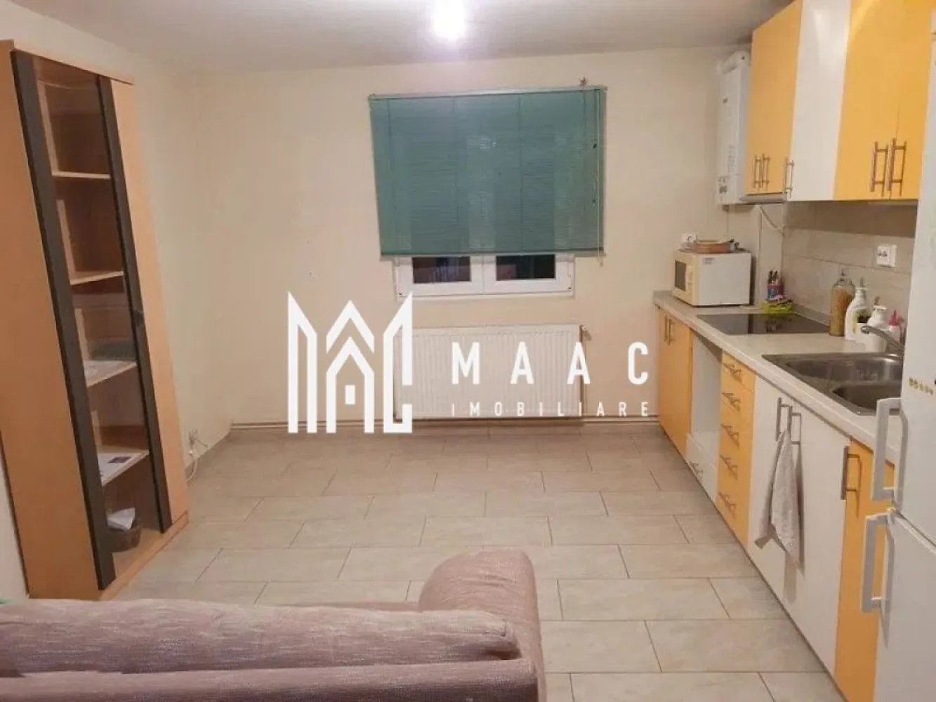 Apartament 2 camere | 2 Balcoane | Decomandat | Valea Aurie - MAAC Imobiliare vă prezintă un apartament cu două camere decomandate, situat în zona Valea Aurie. Caracteristici: Apartament cu 2 camere decomandate Suprafață utilă: 54 mp Două balcoane închise Situat la etajul 4 al unui imobil izolat termic Bloc acoperit cu țiglă, fără mansardă Încălzire prin calorifere, cu centrală termică proprie Compartimentare: Hol de intrare Bucătărie separată, spațioasă Living cu acces pe balcon Dormitor Baie dotată cu cadă și geam pentru aerisire Hol despartitor ce asigură o bună delimitare a spațiilor Dotări și finisaje: Ferestre cu geam termopan și tâmplărie PVC Ușă metalică la intrare Parchet, gresie și faianță Calorifere în toate încăperile Centrala termică proprie Avantaje: Zonă liniștită și verde Acces rapid către școli, magazine Lidl și Profi, mijloace de transport și alte facilități Pentru mai multe detalii precizati telefonic ca ati vazut anuntul cu ID: CP2854930 }}