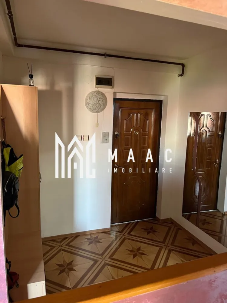 Apartament 3 camere | Intabulat | Balcon | 85 MP | Cedonia - MAAC Imobiliare vă prezintă spre vânzare un apartament cu 3 camere, tip mansardă, cu o suprafață utilă de 85 mp, situat într-o zona Cedonia – Mihai Viteazu, cu acces rapid către toate facilitățile urbane. Caracteristici: Apartament cu 3 camere Suprafață utilă de 85 mp. Dispus pe două niveluri. Se vinde complet mobilat și utilat, exact ca în fotografii. Compartimentare: Hol de intrare. Living open space cu bucătărie. Baie. Două dormitoare. Balcon. Configurație pe niveluri Nivel inferior Hol de acces. Baie dotată cu cadă și geam pentru aerisire naturală. Bucătărie cu living open space, cu suprafață de aproximativ 40 mp. Debara amplasată sub scări, ideală pentru depozitare. Balcon cu suprafața de aproximativ 5 mp. Nivel superior Hol. Două dormitoare spațioase, potrivite pentru familie sau birou. Dotări și finisaje Centrală termică prin condensare marca Duval Electrocasnice aproape noi, inclusiv frigider și mașină de spălat. Parchet laminat Ferestre cu geam termopan, asigurând izolație fonică și termică superioară. Stare și funcționalitate: Pregătit pentru mutare imediată, fără necesitatea unor investiții suplimentare. Localizare și avantaje Zonă complet dezvoltată, cu acces rapid la magazine, supermarketuri, școli, farmacii, mijloace de transport în comun și alte puncte de interes. Ideal atât pentru locuință proprie, cât și pentru investiție. Pentru mai multe detalii precizati telefonic ca ati vazut anuntul cu ID: CP2914332 }}