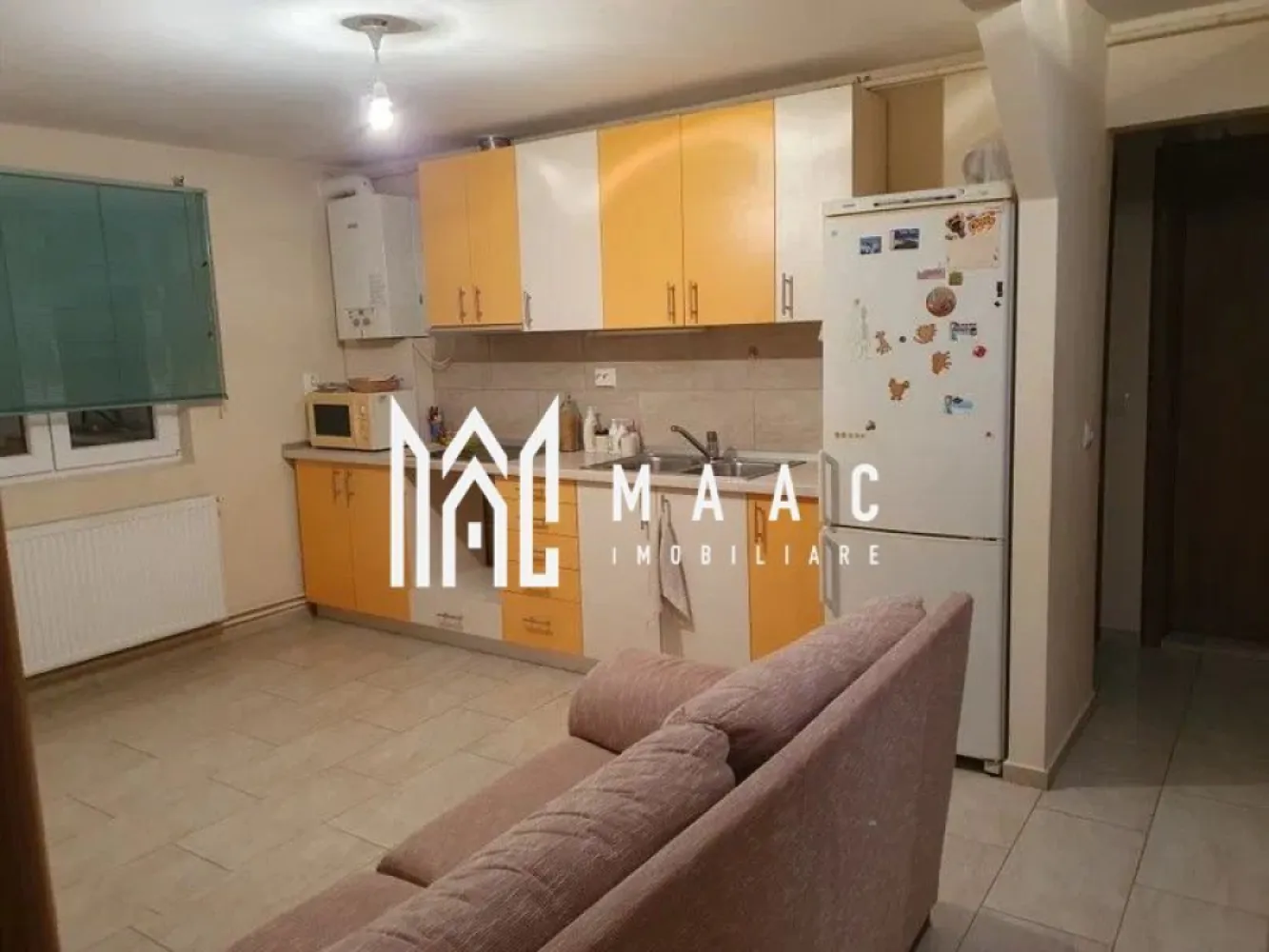 Apartament 2 camere | 2 Balcoane | Decomandat | Valea Aurie - MAAC Imobiliare vă prezintă un apartament cu două camere decomandate, situat în zona Valea Aurie. Caracteristici: Apartament cu 2 camere decomandate Suprafață utilă: 54 mp Două balcoane închise Situat la etajul 4 al unui imobil izolat termic Bloc acoperit cu țiglă, fără mansardă Încălzire prin calorifere, cu centrală termică proprie Compartimentare: Hol de intrare Bucătărie separată, spațioasă Living cu acces pe balcon Dormitor Baie dotată cu cadă și geam pentru aerisire Hol despartitor ce asigură o bună delimitare a spațiilor Dotări și finisaje: Ferestre cu geam termopan și tâmplărie PVC Ușă metalică la intrare Parchet, gresie și faianță Calorifere în toate încăperile Centrala termică proprie Avantaje: Zonă liniștită și verde Acces rapid către școli, magazine Lidl și Profi, mijloace de transport și alte facilități Pentru mai multe detalii precizati telefonic ca ati vazut anuntul cu ID: CP2854930 }}