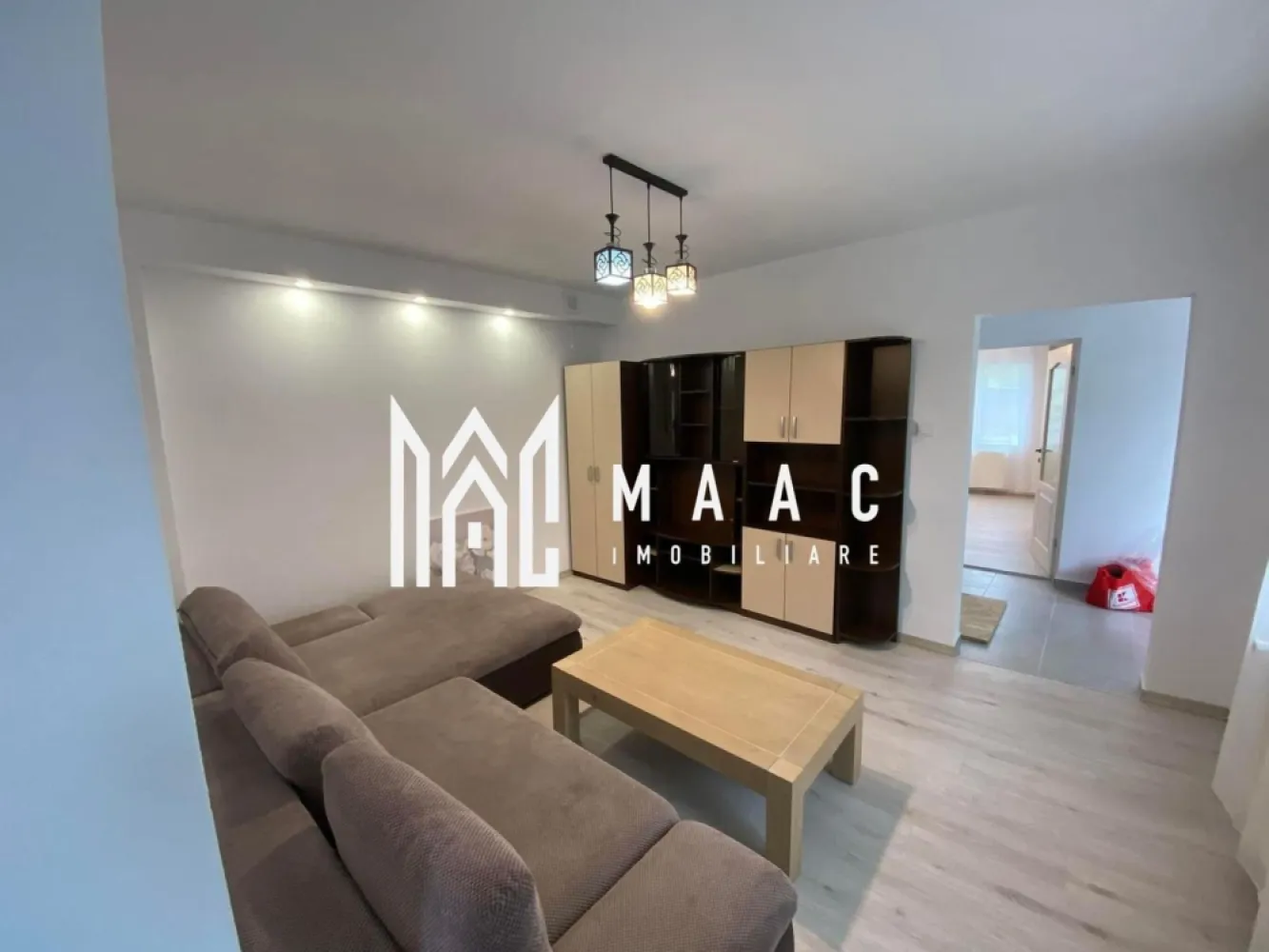 Casa 3 Camere | 74 MPU | Teren 450 Mp | Calea Poplacii - MAAC Imobiliare vă propune spre vânzare o casă primitoare și bine întreținută, situată pe un teren generos de 450 mp, ideală pentru familii care își doresc un cămin confortabil și spațios. Proprietatea beneficiază de un design practic, fiind complet mobilată, cu mobilier nou, iar bucătăria principală este în curs de amenajare pentru a satisface nevoile viitorilor proprietari. 3 camere spațioase, cu lumină naturală din belșug, mobilate modern. O baie dotată cu toate utilitățile necesare. Bucătărie la demisol, în curs de amenajare, plus o bucătărie mică, complet funcțională. Cămară pentru depozitare eficientă. Spații exterioare: Livadă îngrijită, perfectă pentru relaxare în aer liber. Teren de sport, ideal pentru activități recreative. Acces auto și curte spațioasă. Mobilier nou, gata pentru utilizare imediată. Curtea oferă posibilitatea de a petrece timp de calitate în aer liber, fie în livadă, fie în zona amenajată pentru sport. Detalii suplimentare: Proprietatea este localizată într-o zonă liniștită, cu acces facil la facilități și puncte de interes. Bucătăria principală este pregătită pentru finalizarea amenajării după preferințele noilor proprietari. Pentru mai multe detalii precizati telefonic ca ati vazut anuntul cu ID : CP2926550 }}