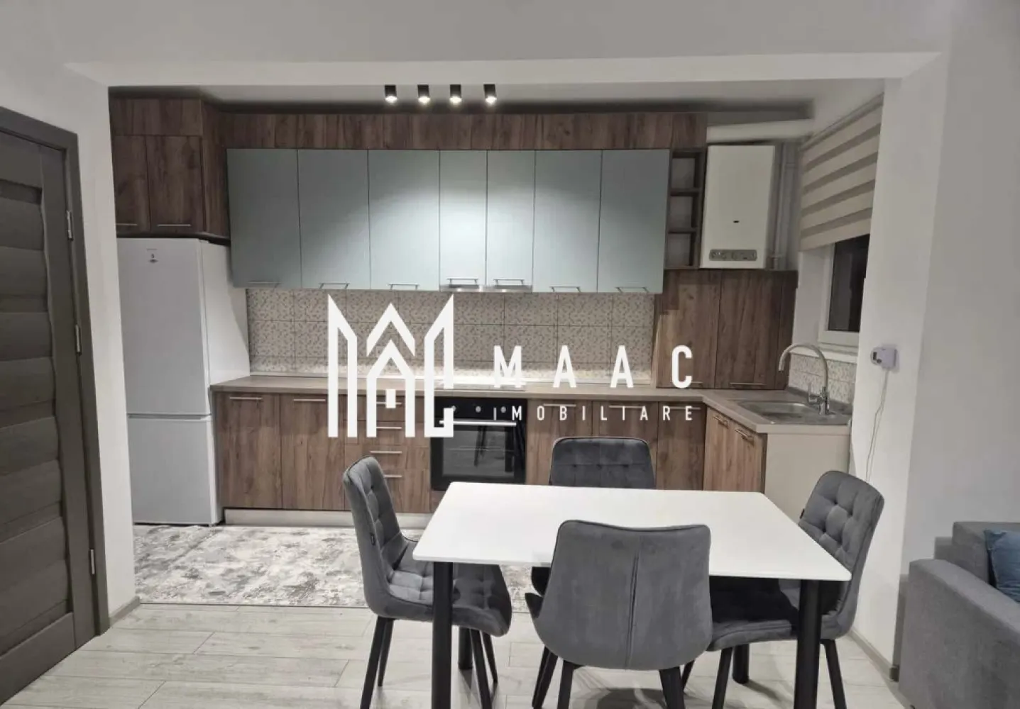 Apartament 2 Camere | 60MPU | Loc De Parcare | Rahovei - MAAC Imobiliare oferă spre închiriere un apartament modern cu 2 camere. Locuința are o suprafață utilă de 60 mp, la care se adaugă un balcon generos de aproximativ 11 mp. Este situată la etajul 11 și este compartimentată astfel: • dormitor • living cu bucătărie open-space • debara/cămară • hol • baie • balcon Dotări și îmbunătățiri recente: • saltea, covoare, mobilier bucătărie, dulap mașină de spălat și mobilier baie – noi • mașină de spălat rufe, masă și scaune bucătărie – achiziționate în septembrie 2025 • combină frigorifică – nouă, achiziționată în ianuarie 2026 • aer condiționat modern Gree, cu funcție Wi-Fi (instalat în iunie 2025) Apartamentul este complet utilat și dispune de: ✔ centrală proprie ✔ cuptor electric ✔ plită electrică ✔ hotă ✔ combină frigorifică ✔ mașină de spălat rufe ✔ aer condiționat Beneficiază de loc de parcare privat, într-o parcare securizată cu două bariere, acționate prin apel telefonic sau telecomandă. Apartamentul este liber și disponibil imediat. Pentru mai multe informații sau programarea unei vizionări, vă rugăm să ne contactați și să specificați ID-ul proprietății: CP2926626.