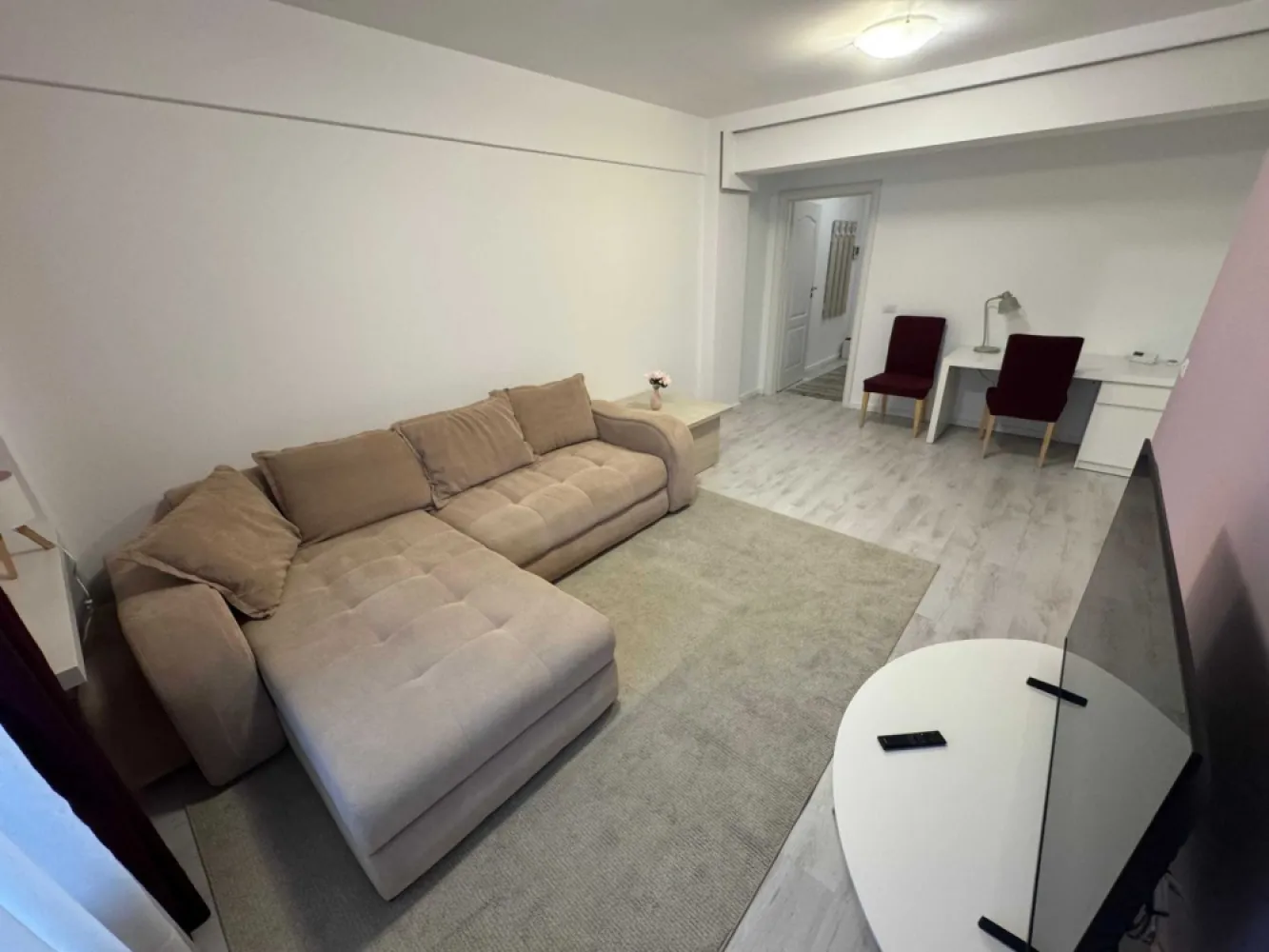 Apartament 2 camere cu terasa, langa metrou Timpuri Noi - Apartament cu 2 camere, luminos si bine compartimentat, mobilat si utilat, situat intr-un bloc modern (2015), etaj 1 din 3 cu mansarda, lift si interfon. Ideal pentru cine lucreaza in zona de birouri, iubeste cafenelele bune si vrea acces rapid la metrou.

-> Detalii care conteaza:

- 55 mp utili + terasa de 11 mp (perfecta pentru cafeaua de dimineata sau un pahar de vin seara)
- Living generos – 25 mp
- Baie cu geam (rar & super apreciat)
- Debara cu geam (spatiu extra pt depozitare)
- 2 aparate de aer conditionat (living + dormitor)
- Masina de spalat vase si masina de spalat haine
- TV
-> Localizare excelenta:
Metrou Timpuri Noi / Mihai Bravu – 10 min pe jos
Lidl – 8 min
Piata Unirii – 30 min pe jos
Aproape de birouri, parcuri, cafenele, restaurante si tot ce face viata mai usoara (si mai fun)
Un apartament echilibrat: liniste cand ai nevoie, orasul aproape pentru plimbari.

Disponibil imediat . Se inchiriaza complet mobilat si utilat.

Va stam la dispozitie pentru informatii suplimentare sau pentru programarea unei vizionari.

Comisionul agentiei este de 50% din prima prima luna, iar perioada minima a inchirierii este de 12 luni.

Cu deosebita consideratie,
Arbore Real Estate