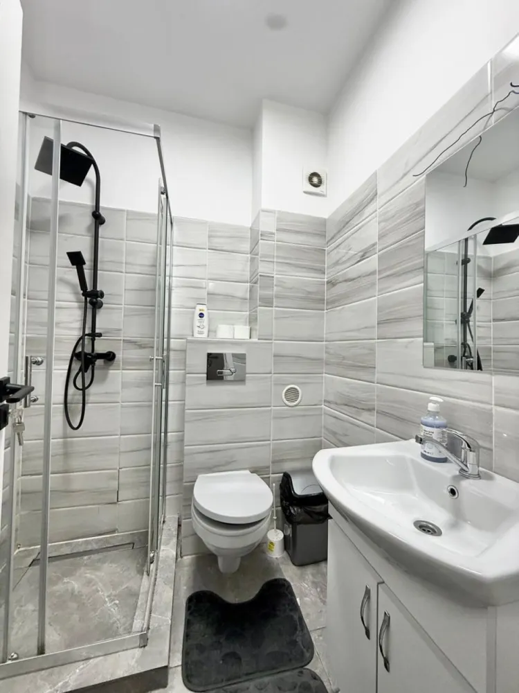 Ap 2 camere modern mobilat Militari Residence comision 50% - AGENTIE IMOBILIARA - COMISION 50% Oferim spre închiriere un apartament cu 2 camere, situat în cartierul Militari Residence, strada Soarelui nr. 42 Detalii despre proprietate: - Suprafață: Generos compartimentată, oferind spațiu și confort. - Mobilare și utilare**: Apartamentul este complet mobilat și utilat, amenajat cu gust, gata pentru a vă oferi confortul unui cămin modern. Facilități și beneficii: Complexul oferă acces rapid la mijloace de transport, supermarketuri, restaurante, săli de fitness și alte puncte de interes. Zona este bine conectată, liniștită și ideală pentru locuit. Contact: Pentru mai multe detalii sau programarea unei vizionări, vă rugăm să ne contactați la numarul de telefon din anunt. Mută-te într-un apartament care îmbină stilul modern cu funcționalitatea, în cartierul Militari Residence! }}