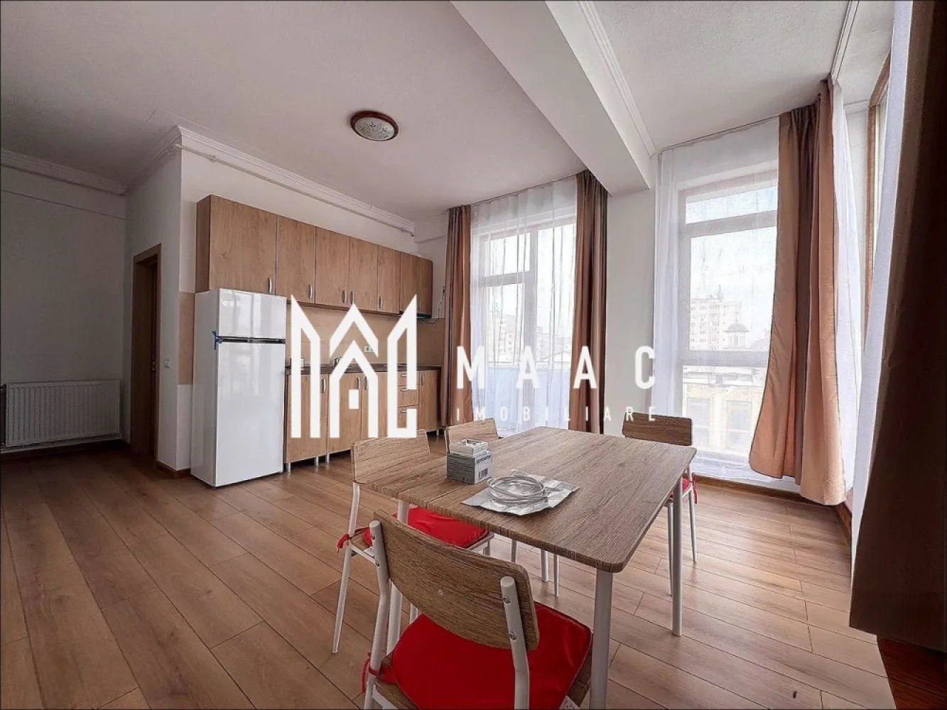 Apartament 3 camere | 60MPU | Șelimbăr | Goga - MAAC Imobiliare vă propune spre închiriere un apartament modern cu 3 camere, spațios și luminos, situat într-o locație strategică, ideală pentru cei care își doresc confort, finisaje noi și un acces ultra-rapid către principalele puncte de interes din oraș și zona comercială Șelimbăr.

Proprietatea are o suprafață utilă de 60 mp, este finalizată recent (în anul 2025) și se află la etajul 2 al unui imobil situat într-o zonă accesibilă. Compartimentarea este decomandată, optimizată excelent pentru a oferi intimitate și funcționalitate locatarilor săi.

Caracteristici principale
Număr camere: 3 (2 dormitoare separate și zona de zi)

Compartimentare și dotări interioare:
Zona de zi:
Living generos și luminos, integrat perfect cu o bucătărie de tip open-space care beneficiază de ferestre mari, inundată de lumină naturală, fiind complet mobilată și utilată cu electrocasnice esențiale (plită, cuptor și frigider)

Două dormitoare separate, spațioase
Baie: 
finisată modern cu faianță, complet utilată cu chiuvetă, toaletă și cabină de duș

Finisaje: Pardoseli din parchet, ferestre mari și pereți vopsiți în alb impecabil, detalii care amplifică senzația de spațiu, curățenie și luminozitate

Avantaje și puncte de interes în proximitate
Locație excelentă: Situat la granița dintre Sibiu și Șelimbăr, oferind un echilibru perfect între liniște și accesibilitate

Shopping & Retail:
Poziționat excelent față de Shopping City Sibiu, cu acces rapid la hypermarketuri (Auchan, Carrefour, Lidl), restaurante, magazine de bricolaj și zone de divertisment

Acces facil și extrem de rapid către centrul orașului Sibiu, arterele principale de circulație și centura ocolitoare / autostrada A1

Apartamentul reprezintă o oportunitate ideală pentru un cuplu, o familie tânără sau profesioniști care caută o locuință nouă, curată și excelent poziționată pe harta orașului.

Condiții închiriere:
Nu se acceptă animale de companie
Se percepe garanție în cuantumul unei chirii

Pentru mai multe detalii, informații suplimentare sau pentru a programa o vizionare contacați-ne și specificați codul de identificare al proprietății ID: CP3106052