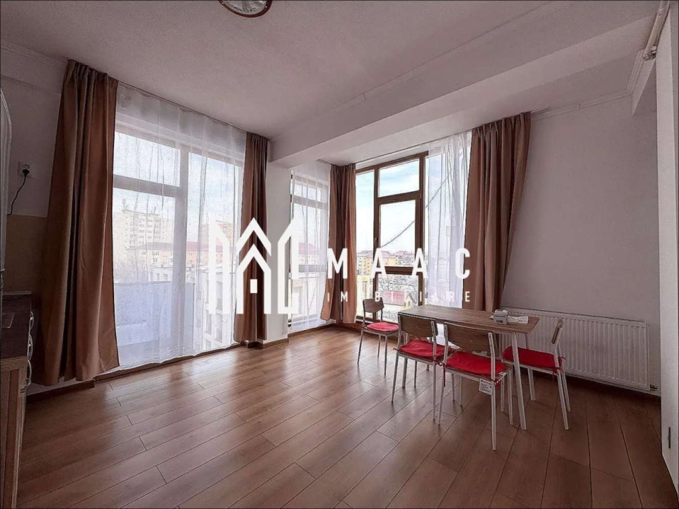 Apartament 3 camere | 60MPU | Șelimbăr | Goga - MAAC Imobiliare vă propune spre închiriere un apartament modern cu 3 camere, spațios și luminos, situat într-o locație strategică, ideală pentru cei care își doresc confort, finisaje noi și un acces ultra-rapid către principalele puncte de interes din oraș și zona comercială Șelimbăr.

Proprietatea are o suprafață utilă de 60 mp, este finalizată recent (în anul 2025) și se află la etajul 2 al unui imobil situat într-o zonă accesibilă. Compartimentarea este decomandată, optimizată excelent pentru a oferi intimitate și funcționalitate locatarilor săi.

Caracteristici principale
Număr camere: 3 (2 dormitoare separate și zona de zi)

Compartimentare și dotări interioare:
Zona de zi:
Living generos și luminos, integrat perfect cu o bucătărie de tip open-space care beneficiază de ferestre mari, inundată de lumină naturală, fiind complet mobilată și utilată cu electrocasnice esențiale (plită, cuptor și frigider)

Două dormitoare separate, spațioase
Baie: 
finisată modern cu faianță, complet utilată cu chiuvetă, toaletă și cabină de duș

Finisaje: Pardoseli din parchet, ferestre mari și pereți vopsiți în alb impecabil, detalii care amplifică senzația de spațiu, curățenie și luminozitate

Avantaje și puncte de interes în proximitate
Locație excelentă: Situat la granița dintre Sibiu și Șelimbăr, oferind un echilibru perfect între liniște și accesibilitate

Shopping & Retail:
Poziționat excelent față de Shopping City Sibiu, cu acces rapid la hypermarketuri (Auchan, Carrefour, Lidl), restaurante, magazine de bricolaj și zone de divertisment

Acces facil și extrem de rapid către centrul orașului Sibiu, arterele principale de circulație și centura ocolitoare / autostrada A1

Apartamentul reprezintă o oportunitate ideală pentru un cuplu, o familie tânără sau profesioniști care caută o locuință nouă, curată și excelent poziționată pe harta orașului.

Condiții închiriere:
Nu se acceptă animale de companie
Se percepe garanție în cuantumul unei chirii

Pentru mai multe detalii, informații suplimentare sau pentru a programa o vizionare contacați-ne și specificați codul de identificare al proprietății ID: CP3106052
