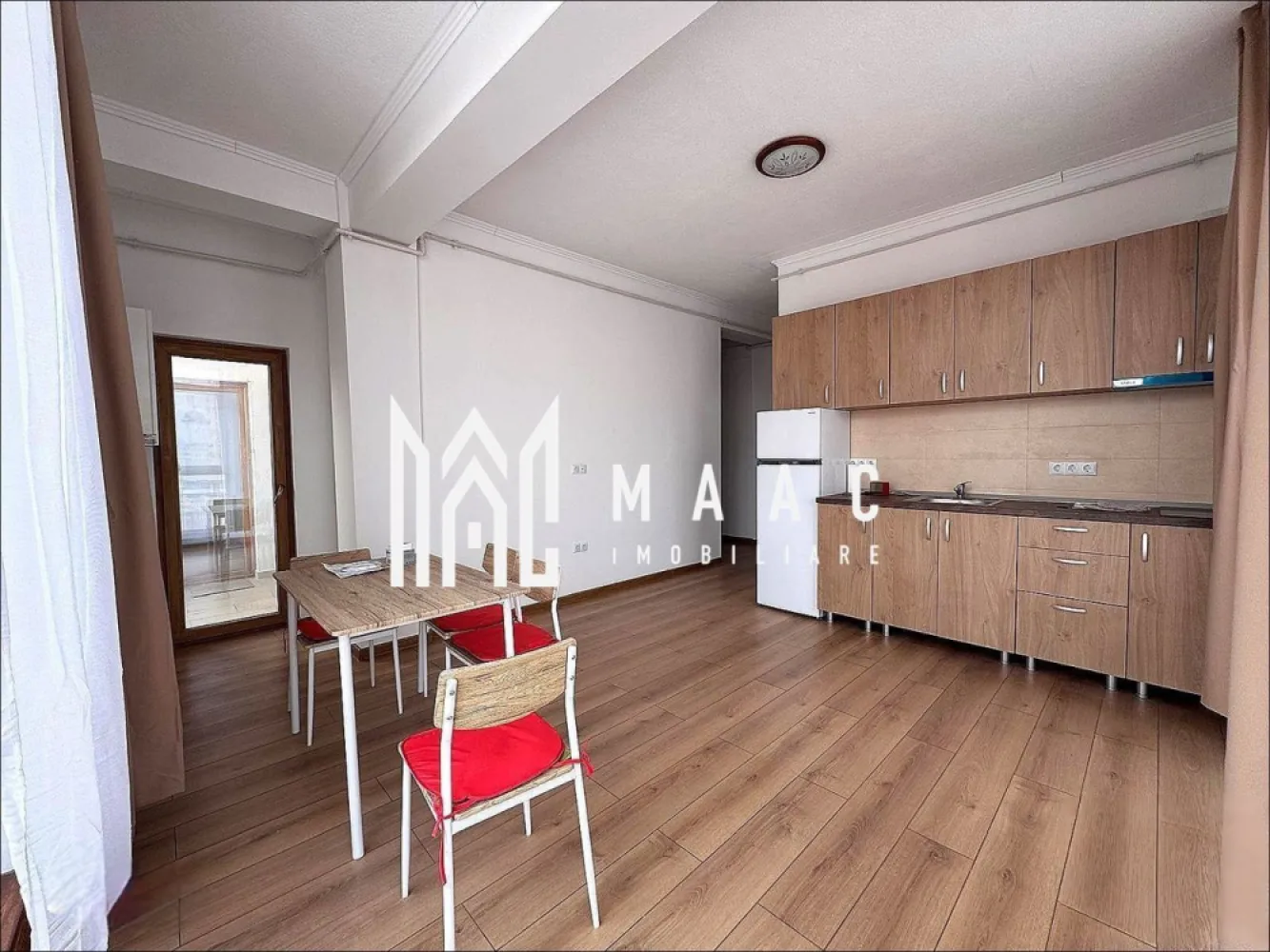 Apartament 3 camere | 60MPU | Șelimbăr | Goga - MAAC Imobiliare vă propune spre închiriere un apartament modern cu 3 camere, spațios și luminos, situat într-o locație strategică, ideală pentru cei care își doresc confort, finisaje noi și un acces ultra-rapid către principalele puncte de interes din oraș și zona comercială Șelimbăr.

Proprietatea are o suprafață utilă de 60 mp, este finalizată recent (în anul 2025) și se află la etajul 2 al unui imobil situat într-o zonă accesibilă. Compartimentarea este decomandată, optimizată excelent pentru a oferi intimitate și funcționalitate locatarilor săi.

Caracteristici principale
Număr camere: 3 (2 dormitoare separate și zona de zi)

Compartimentare și dotări interioare:
Zona de zi:
Living generos și luminos, integrat perfect cu o bucătărie de tip open-space care beneficiază de ferestre mari, inundată de lumină naturală, fiind complet mobilată și utilată cu electrocasnice esențiale (plită, cuptor și frigider)

Două dormitoare separate, spațioase
Baie: 
finisată modern cu faianță, complet utilată cu chiuvetă, toaletă și cabină de duș

Finisaje: Pardoseli din parchet, ferestre mari și pereți vopsiți în alb impecabil, detalii care amplifică senzația de spațiu, curățenie și luminozitate

Avantaje și puncte de interes în proximitate
Locație excelentă: Situat la granița dintre Sibiu și Șelimbăr, oferind un echilibru perfect între liniște și accesibilitate

Shopping & Retail:
Poziționat excelent față de Shopping City Sibiu, cu acces rapid la hypermarketuri (Auchan, Carrefour, Lidl), restaurante, magazine de bricolaj și zone de divertisment

Acces facil și extrem de rapid către centrul orașului Sibiu, arterele principale de circulație și centura ocolitoare / autostrada A1

Apartamentul reprezintă o oportunitate ideală pentru un cuplu, o familie tânără sau profesioniști care caută o locuință nouă, curată și excelent poziționată pe harta orașului.

Condiții închiriere:
Nu se acceptă animale de companie
Se percepe garanție în cuantumul unei chirii

Pentru mai multe detalii, informații suplimentare sau pentru a programa o vizionare contacați-ne și specificați codul de identificare al proprietății ID: CP3106052