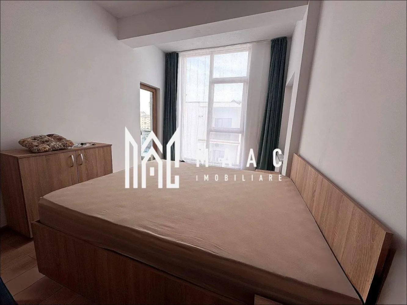 Apartament 3 camere | 60MPU | Șelimbăr | Goga - MAAC Imobiliare vă propune spre închiriere un apartament modern cu 3 camere, spațios și luminos, situat într-o locație strategică, ideală pentru cei care își doresc confort, finisaje noi și un acces ultra-rapid către principalele puncte de interes din oraș și zona comercială Șelimbăr.

Proprietatea are o suprafață utilă de 60 mp, este finalizată recent (în anul 2025) și se află la etajul 2 al unui imobil situat într-o zonă accesibilă. Compartimentarea este decomandată, optimizată excelent pentru a oferi intimitate și funcționalitate locatarilor săi.

Caracteristici principale
Număr camere: 3 (2 dormitoare separate și zona de zi)

Compartimentare și dotări interioare:
Zona de zi:
Living generos și luminos, integrat perfect cu o bucătărie de tip open-space care beneficiază de ferestre mari, inundată de lumină naturală, fiind complet mobilată și utilată cu electrocasnice esențiale (plită, cuptor și frigider)

Două dormitoare separate, spațioase
Baie: 
finisată modern cu faianță, complet utilată cu chiuvetă, toaletă și cabină de duș

Finisaje: Pardoseli din parchet, ferestre mari și pereți vopsiți în alb impecabil, detalii care amplifică senzația de spațiu, curățenie și luminozitate

Avantaje și puncte de interes în proximitate
Locație excelentă: Situat la granița dintre Sibiu și Șelimbăr, oferind un echilibru perfect între liniște și accesibilitate

Shopping & Retail:
Poziționat excelent față de Shopping City Sibiu, cu acces rapid la hypermarketuri (Auchan, Carrefour, Lidl), restaurante, magazine de bricolaj și zone de divertisment

Acces facil și extrem de rapid către centrul orașului Sibiu, arterele principale de circulație și centura ocolitoare / autostrada A1

Apartamentul reprezintă o oportunitate ideală pentru un cuplu, o familie tânără sau profesioniști care caută o locuință nouă, curată și excelent poziționată pe harta orașului.

Condiții închiriere:
Nu se acceptă animale de companie
Se percepe garanție în cuantumul unei chirii

Pentru mai multe detalii, informații suplimentare sau pentru a programa o vizionare contacați-ne și specificați codul de identificare al proprietății ID: CP3106052