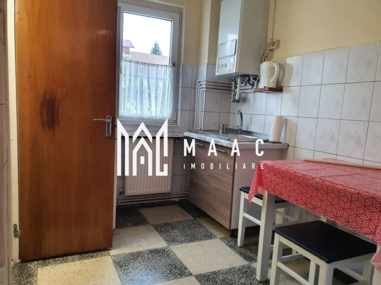 Apartament 2 camere | 48mp utili | Zona Rahovei - MAAC Imobiliare vă propune spre vânzare un apartament cu 2 camere semidecomandate, situat în zona Rahovei, retras de la strada principală, într-un cartier foarte liniștit, cu multă verdeață — ideal pentru cei care caută confort și intimitate. Detalii apartament Etaj: 4 din 5 Compartimentare: semidecomandată Balcon generos Centrală proprie Izolat atât la exterior, cât și la interior Compartimentare 2 camere semidecomandate Bucătărie închisă 2 holuri Debara Cămară Dressing Balcon spațios Dotări & finisaje Parchet din lemn lăcuit Uși din lemn lăcuite Mobilă veche, bine întreținută Centrală termică proprie Izolație exterioară și interioară Stare apartament Apartamentul este locuibil, însă necesită update-uri, oferind posibilitatea personalizării după gustul noului proprietar. Avantaje Zonă retrasă de la strada principală Foarte liniștită, cu mult spațiu verde Compartimentare practică, cu multe spații de depozitare Potrivit pentru locuit sau investiție Locație: Zona Rahovei — foarte aproape de Shopping City, Lidl, Kaufland, Mega Image, școli, mijloace de transport, dar ferit de zgomotul urban. 📞 Contactează-ne pentru mai multe detalii sau pentru a programa o vizionare, menționați CP2854733! }}