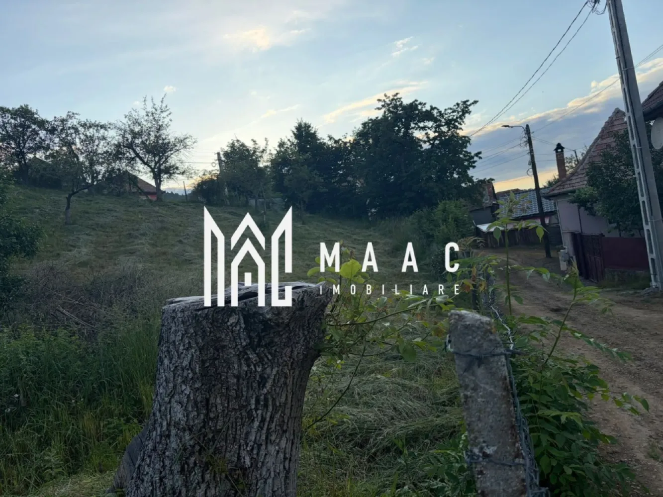 Teren intravilan 985 mp | Rășinari, Sibiu | pentru construcții - Teren intravilan pentru construcții, cu suprafață de 985 mp, situat în Rășinari, aproape de Sibiu, potrivit pentru cei care caută un cadru liniștit și o poziționare într-o zonă naturală.

Detalii proprietate:
• Suprafață teren: 985 mp
• Tip teren: intravilan, pentru construcții
• Configurație practică: aproximativ 70% din suprafață este plană, iar circa 30% este în pantă
• Zona plană poate susține mai ușor amplasarea unei construcții, iar partea în pantă oferă opțiuni pentru amenajare exterioară
• Proprietatea beneficiază de priveliști deschise către împrejurimi

Terenul este amplasat în localitatea Rășinari, într-un cadru liniștit, cu aer curat și acces facil către Sibiu. Localizarea îl recomandă pentru cei care își doresc mai multă intimitate, dar și conexiune rapidă cu orașul.

Pentru detalii suplimentare și programarea unei vizionări, contactați echipa MAAC Imobiliare și menționați Cod anunț CP3192773.