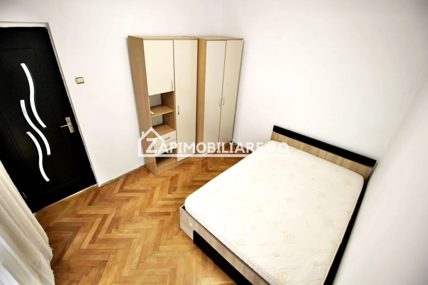 Apartament 2 camere,43 mp,et.3,mobilat si utilat,Targu Mures - Contact 0774048706 Bogdan
De vânzare apartament 2 camere semidecomanda confort1 , situat în cartierul Dambu Pietros , strada, Petru Dobra suprafață utilă de 43 mp, situat la etajul 3 din 4 oferit de Zap Imobiliare 
Detalii: 
- 1 living, 1 dormitor, 1 bucătărie, 1 baie, 1 balcon , 1 hol
- centrală termică, calorifere, geamuri termopan, ușă metalică.
- masina de spalat rufe, frigider.aragaz

Proprietatea se află într-o zonă cu un confort deosebit, datorită amplasării în imediata apropiere a tot ceea ce înseamnă viață modernă, și anume: mijloace de transport în comun, magazine, unități de învățământ de toate gradele, piață, parc, bănci, farmacii, s.a.
Locuința se vinde mobilată și utilată la prețul de 73.500 Euro negociabil. Comisionul este ZERO!
Contact 0774048706 Bogdan

Dacă vă place această ofertă - sau pentru alte informații sunați la numărul de contact din anunț! 
Compania Zap Imobiliare vă pune la dispoziție toate informațiile, actele și documentele necesare alături de asistență și consiliere permanentă până la finalizarea achiziției imobiliare. Ne dorim să îți oferim cea mai plăcută experiență, îndeplinim vise cu pereți!