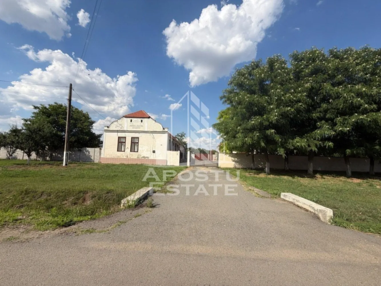 Casa de vanzare in Sandra, 5755 mp, teren, acoperis nou - Agentia imobiliara APOSTU ESTATE va propune spre vanzare o casa situata in localitatea Șandra, judetul Timis, intr-o zona linistita, ideala pentru cei care isi doresc spatiu, intimitate si multiple posibilitati de dezvoltare.

Proprietatea dispune de o suprafata utila de aproximativ 150 mp si este amplasata pe un teren generos de 5755 mp.

Compartimentare:
5 camere cu pardoseala din parchet
Bucatarie
Anexe multiple functionale

Dotari si beneficii:
Acoperis complet renovat
Ferestre si usi din lemn, cu unele usi noi din aluminiu
Casa necesita renovare, ideala pentru a fi amenajata dupa propriul gust
Bucatarie de vara
Anexe care includ baie noua, zona de dining, camera si bucatarie
Garaj situat in partea din spate a proprietatii
Teren generos, cu multiple posibilitati de utilizare (gradinarit, extindere, investitie)

Pozitionare:
Zona linistita, ferita de aglomeratia urbana
Acces facil catre Timisoara
Proprietatea este potrivita atat pentru locuinta proprie, cat si pentru investitie, datorita suprafetei mari de teren si potentialului de renovare.

Pretul este negociabil.

Agentia imobiliara Apostu Estate va ofera consultanta bancara gratuita prin intermediul colaboratorilor nostri.

Va asteptam cu drag la o vizionare!
ID intern: CP3192632