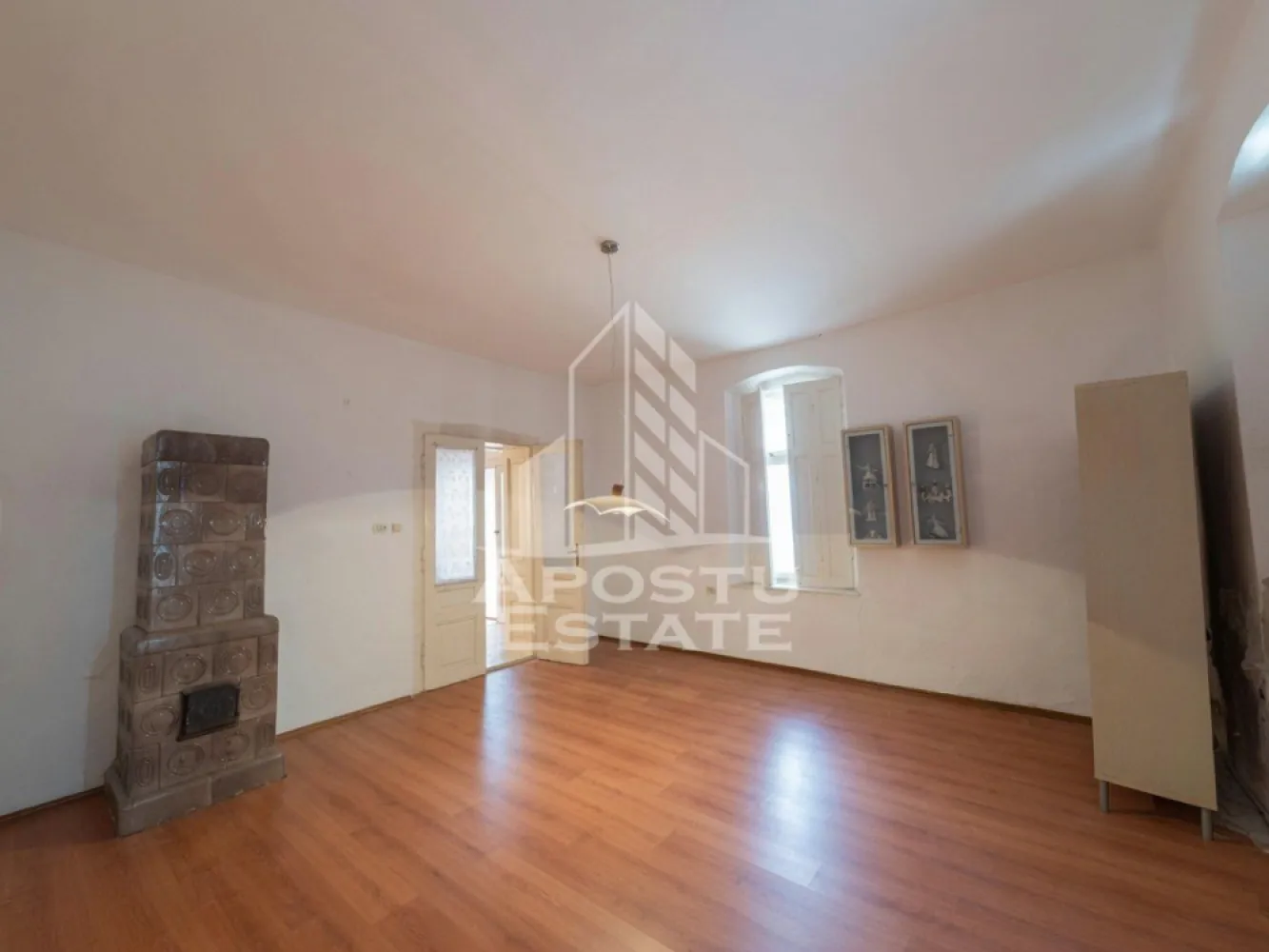 Casa de vanzare in Sandra, 5755 mp, teren, acoperis nou - Agentia imobiliara APOSTU ESTATE va propune spre vanzare o casa situata in localitatea Șandra, judetul Timis, intr-o zona linistita, ideala pentru cei care isi doresc spatiu, intimitate si multiple posibilitati de dezvoltare.

Proprietatea dispune de o suprafata utila de aproximativ 150 mp si este amplasata pe un teren generos de 5755 mp.

Compartimentare:
5 camere cu pardoseala din parchet
Bucatarie
Anexe multiple functionale

Dotari si beneficii:
Acoperis complet renovat
Ferestre si usi din lemn, cu unele usi noi din aluminiu
Casa necesita renovare, ideala pentru a fi amenajata dupa propriul gust
Bucatarie de vara
Anexe care includ baie noua, zona de dining, camera si bucatarie
Garaj situat in partea din spate a proprietatii
Teren generos, cu multiple posibilitati de utilizare (gradinarit, extindere, investitie)

Pozitionare:
Zona linistita, ferita de aglomeratia urbana
Acces facil catre Timisoara
Proprietatea este potrivita atat pentru locuinta proprie, cat si pentru investitie, datorita suprafetei mari de teren si potentialului de renovare.

Pretul este negociabil.

Agentia imobiliara Apostu Estate va ofera consultanta bancara gratuita prin intermediul colaboratorilor nostri.

Va asteptam cu drag la o vizionare!
ID intern: CP3192632