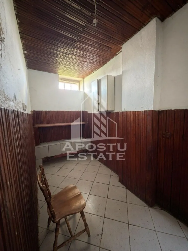 Casa de vanzare in Sandra, 5755 mp, teren, acoperis nou - Agentia imobiliara APOSTU ESTATE va propune spre vanzare o casa situata in localitatea Șandra, judetul Timis, intr-o zona linistita, ideala pentru cei care isi doresc spatiu, intimitate si multiple posibilitati de dezvoltare.

Proprietatea dispune de o suprafata utila de aproximativ 150 mp si este amplasata pe un teren generos de 5755 mp.

Compartimentare:
5 camere cu pardoseala din parchet
Bucatarie
Anexe multiple functionale

Dotari si beneficii:
Acoperis complet renovat
Ferestre si usi din lemn, cu unele usi noi din aluminiu
Casa necesita renovare, ideala pentru a fi amenajata dupa propriul gust
Bucatarie de vara
Anexe care includ baie noua, zona de dining, camera si bucatarie
Garaj situat in partea din spate a proprietatii
Teren generos, cu multiple posibilitati de utilizare (gradinarit, extindere, investitie)

Pozitionare:
Zona linistita, ferita de aglomeratia urbana
Acces facil catre Timisoara
Proprietatea este potrivita atat pentru locuinta proprie, cat si pentru investitie, datorita suprafetei mari de teren si potentialului de renovare.

Pretul este negociabil.

Agentia imobiliara Apostu Estate va ofera consultanta bancara gratuita prin intermediul colaboratorilor nostri.

Va asteptam cu drag la o vizionare!
ID intern: CP3192632