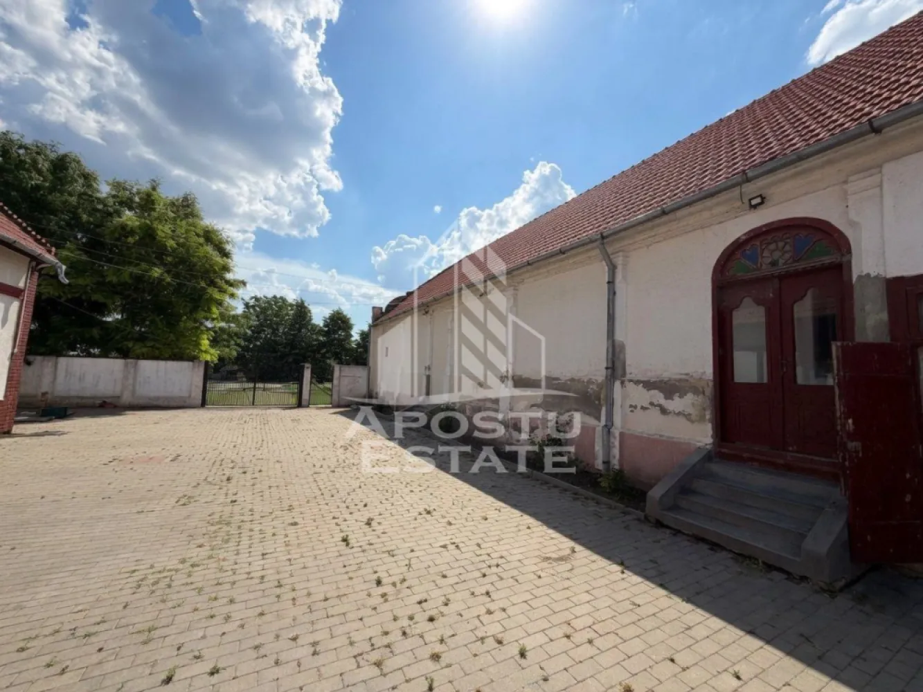 Casa de vanzare in Sandra, 5755 mp, teren, acoperis nou