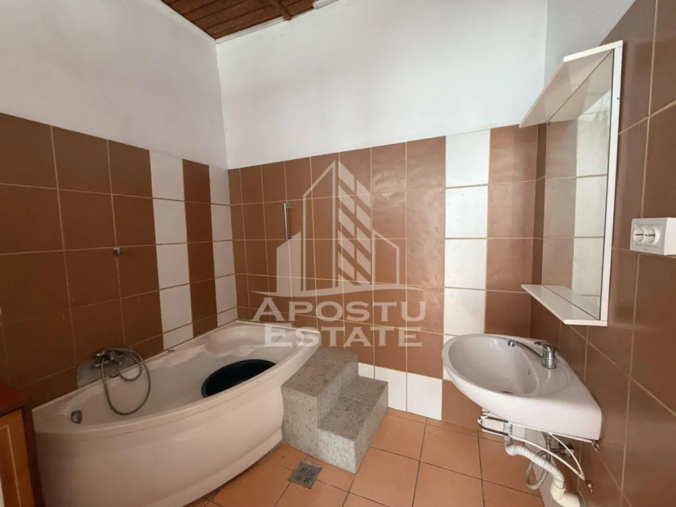 Casa de vanzare in Sandra, 5755 mp, teren, acoperis nou