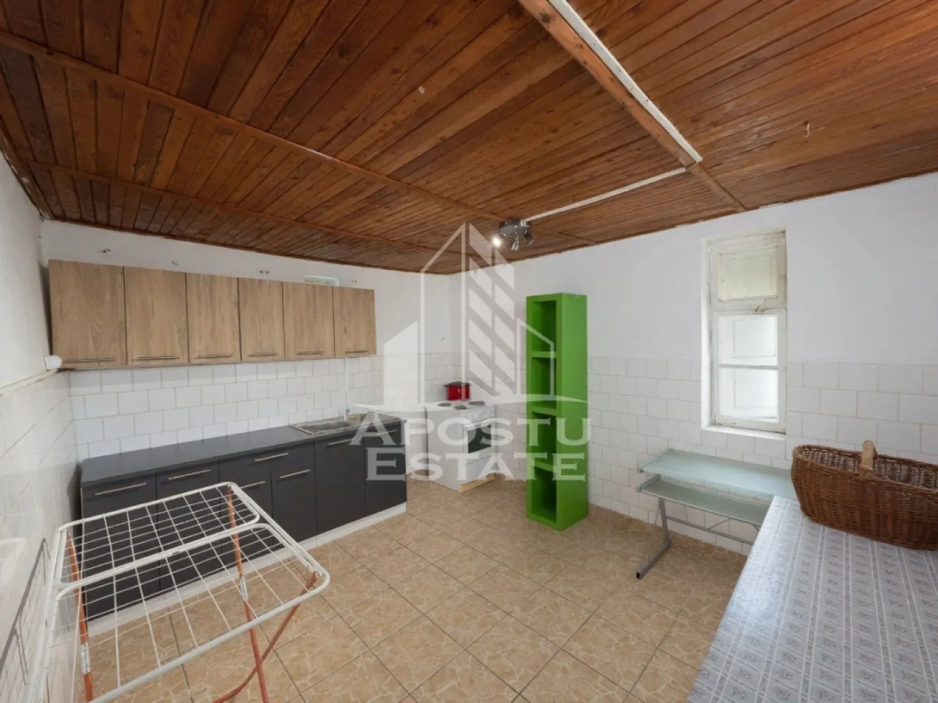 Casa de vanzare in Sandra, 5755 mp, teren, acoperis nou