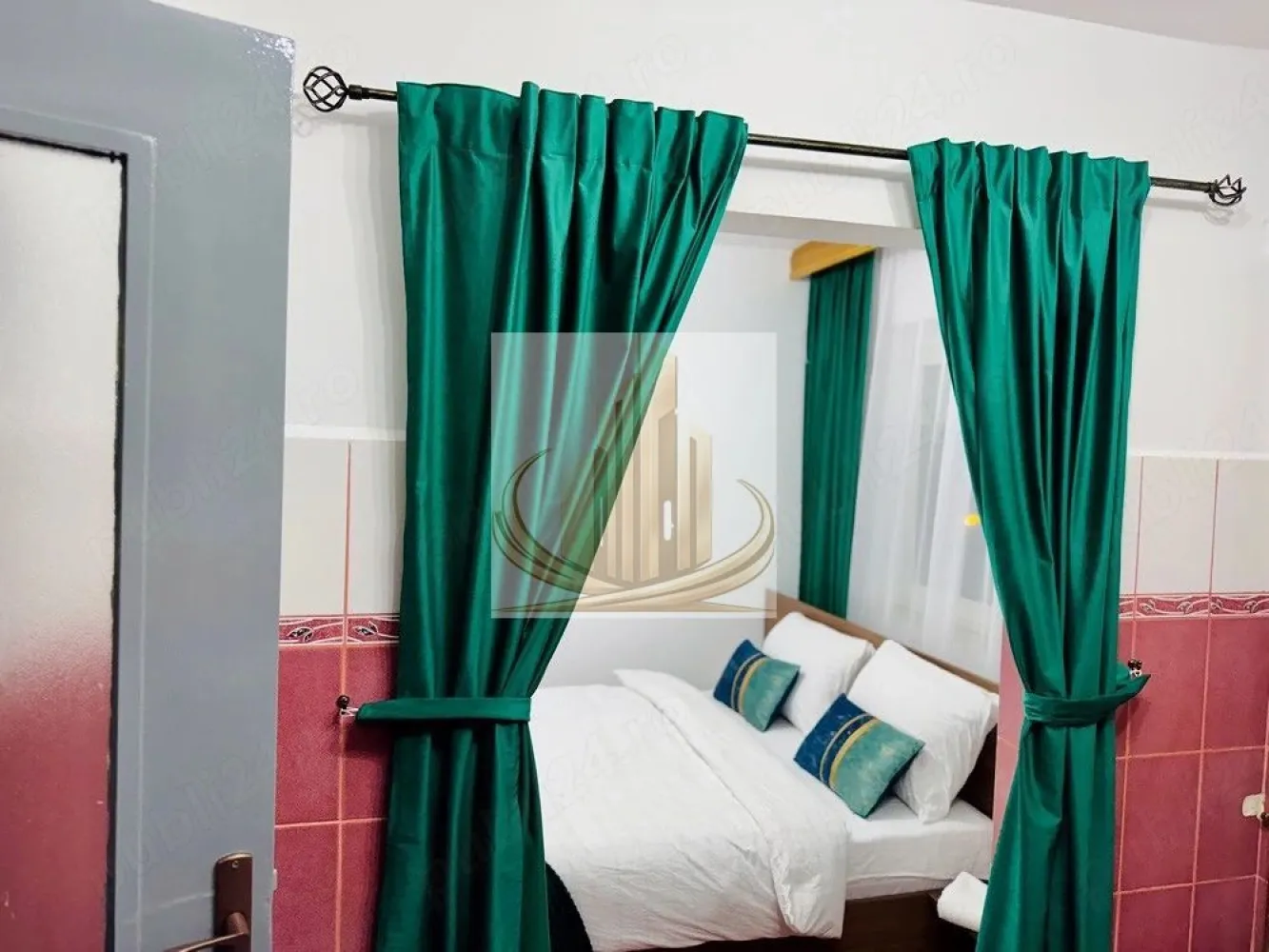 🏡 Apartament Lipovei 2 camere - 🏡Grand Mobili vă propune spre închiriere un apartament modern cu 2 camere, decomandat, situat într-o zonă apreciată din Calea Lipovei. Locuința este amplasată la etajul 3 și are o suprafață utilă de 55 mp, fiind ideală pentru un cuplu, o persoană sau o familie.

Apartamentul este complet mobilat și utilat, oferind tot confortul necesar pentru mutare imediată. Beneficiază de centrală termică proprie, aer condiționat, rulouri la toate geamurile, ferestre cu tâmplărie de calitate și pardoseli din lemn, care creează o atmosferă caldă și primitoare. Spațiile sunt luminoase și bine compartimentate, iar dormitorul oferă un ambient relaxant datorită luminii naturale generoase.

Bucătăria este complet echipată și funcțională, iar zona de living este confortabilă și primitoare, perfectă pentru relaxare.

Poziționarea este un alt avantaj important: apartamentul se află într-o zonă liniștită, cu acces rapid către punctele de interes, la doar 3 minute de mers pe jos de Lidl și aproximativ 10 minute de Iulius Town, având în apropiere magazine, mijloace de transport, școli și alte facilități.

Dacă această proprietate corespunde cerințelor dumneavoastră, vă invităm să ne contactați pentru mai multe informații sau pentru programarea unei vizionări.