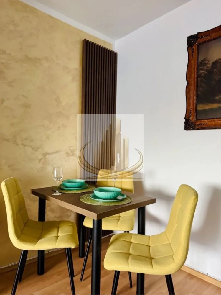 🏡 Apartament Lipovei 2 camere - 🏡Grand Mobili vă propune spre închiriere un apartament modern cu 2 camere, decomandat, situat într-o zonă apreciată din Calea Lipovei. Locuința este amplasată la etajul 3 și are o suprafață utilă de 55 mp, fiind ideală pentru un cuplu, o persoană sau o familie.

Apartamentul este complet mobilat și utilat, oferind tot confortul necesar pentru mutare imediată. Beneficiază de centrală termică proprie, aer condiționat, rulouri la toate geamurile, ferestre cu tâmplărie de calitate și pardoseli din lemn, care creează o atmosferă caldă și primitoare. Spațiile sunt luminoase și bine compartimentate, iar dormitorul oferă un ambient relaxant datorită luminii naturale generoase.

Bucătăria este complet echipată și funcțională, iar zona de living este confortabilă și primitoare, perfectă pentru relaxare.

Poziționarea este un alt avantaj important: apartamentul se află într-o zonă liniștită, cu acces rapid către punctele de interes, la doar 3 minute de mers pe jos de Lidl și aproximativ 10 minute de Iulius Town, având în apropiere magazine, mijloace de transport, școli și alte facilități.

Dacă această proprietate corespunde cerințelor dumneavoastră, vă invităm să ne contactați pentru mai multe informații sau pentru programarea unei vizionări.