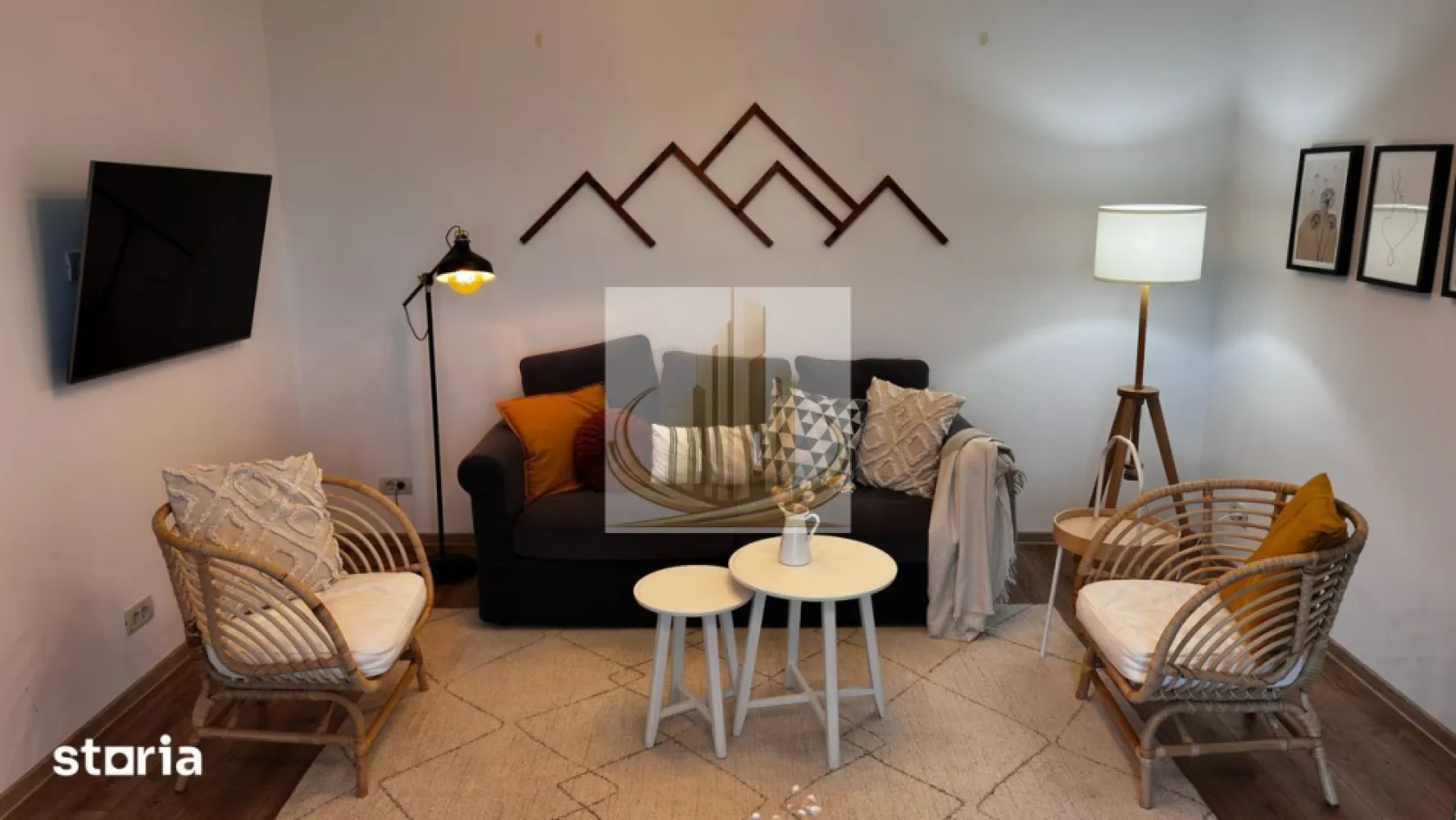 Casa moderna, 4 cam, 2 bai | Drumul boilor | Cartier Serena | Mosnita - Echipa Grand Mobilis Imobiliare vă propune spre vânzare o locuință care îmbină perfect confortul, funcționalitatea și designul modern, situată în Cartierul Serena din Moșnița Veche, în apropierea Drumului Boilor, una dintre cele mai apreciate zone rezidențiale din apropierea Timișoarei.

Cu o suprafață utilă de 91 mp și un teren de 270 mp, proprietatea este unitatea laterală (de capăt) a unui triplex, un avantaj important ce oferă mai multă intimitate, o curte mai generoasă și lumină naturală din abundență pe tot parcursul zilei.

Încă de la primul pas, casa impresionează prin atmosfera caldă și primitoare. Amenajarea a fost realizată cu mult bun gust, folosind materiale de calitate, finisaje moderne și o paletă cromatică elegantă, fiecare detaliu fiind atent ales pentru a crea un spațiu armonios, luminos și confortabil, perfect pentru o familie.

Compartimentarea este practică și bine gândită:

Parter:

hol de acces;
living spațios cu zonă de dining și ieșire către terasă;
bucătărie închisă, cu acces direct în curte;
baie.

Etaj:

dormitor matrimonial;
dormitor;
birou sau al treilea dormitor;
baie;
acces la pod pentru depozitare.

Curtea este amenajată cu grijă și reprezintă locul ideal pentru relaxare. Beneficiază de terasă de 11 mp, anexă de depozitare de 18 mp, spații suplimentare pentru depozitare, alei din beton amprentat, plante mature și sistem automat de irigare alimentat din foraj propriu.

Confortul este completat de încălzirea în pardoseală cu termostate individuale în fiecare cameră, centrală proprie pe gaz, geamuri tripan, două aparate de aer condiționat, construcție din cărămidă Porotherm, izolație eficientă și toate utilitățile disponibile.

Locuința se vinde complet mobilată și utilată, exact cum se prezintă, fiind pregătită pentru mutare imediată, fără investiții suplimentare.

Poziționarea este un alt mare avantaj. În doar câteva minute ajungeți la supermarketuri, brutării, restaurante, cafenele, școli, grădinițe, afterschool-uri, farmacii și alte facilități necesare vieții de zi cu zi, iar accesul către Timișoara este rapid și facil.

Datorită terenului generos, poziției excelente, finisajelor moderne și faptului că se vinde complet mobilată și utilată, această proprietate reprezintă alegerea ideală pentru cei care își doresc o casă în care să se mute fără griji și să se bucure de confort încă din prima zi.

Preț: 197.900 €

Pentru mai multe informații și programarea unei vizionări, vă invităm să contactați echipa Grand Mobilis Imobiliare!