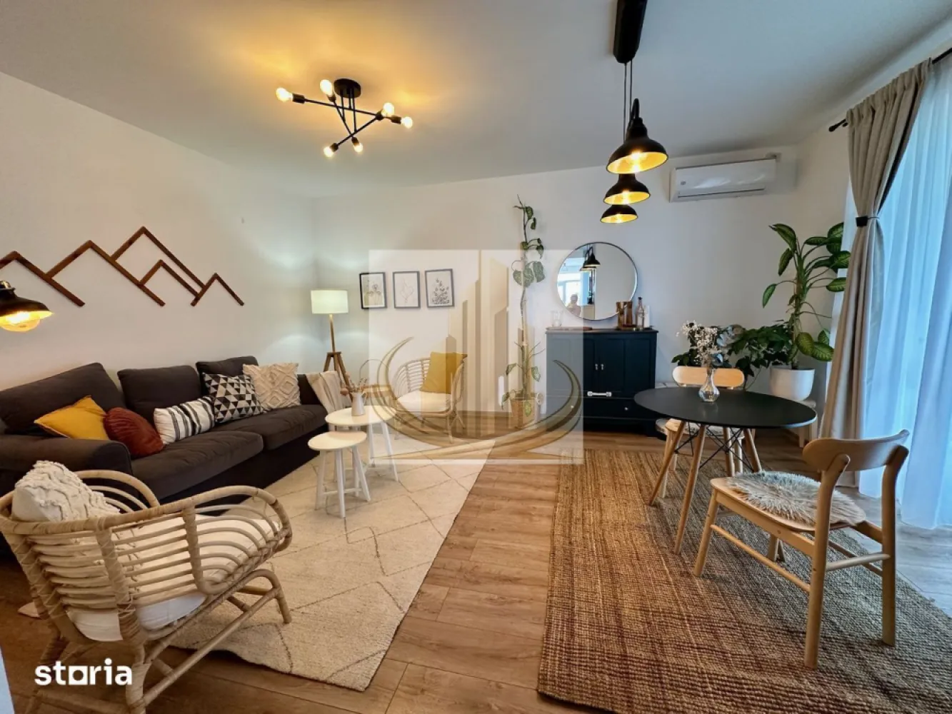 Casa moderna, 4 cam, 2 bai | Drumul boilor | Cartier Serena | Mosnita - Echipa Grand Mobilis Imobiliare vă propune spre vânzare o locuință care îmbină perfect confortul, funcționalitatea și designul modern, situată în Cartierul Serena din Moșnița Veche, în apropierea Drumului Boilor, una dintre cele mai apreciate zone rezidențiale din apropierea Timișoarei.

Cu o suprafață utilă de 91 mp și un teren de 270 mp, proprietatea este unitatea laterală (de capăt) a unui triplex, un avantaj important ce oferă mai multă intimitate, o curte mai generoasă și lumină naturală din abundență pe tot parcursul zilei.

Încă de la primul pas, casa impresionează prin atmosfera caldă și primitoare. Amenajarea a fost realizată cu mult bun gust, folosind materiale de calitate, finisaje moderne și o paletă cromatică elegantă, fiecare detaliu fiind atent ales pentru a crea un spațiu armonios, luminos și confortabil, perfect pentru o familie.

Compartimentarea este practică și bine gândită:

Parter:

hol de acces;
living spațios cu zonă de dining și ieșire către terasă;
bucătărie închisă, cu acces direct în curte;
baie.

Etaj:

dormitor matrimonial;
dormitor;
birou sau al treilea dormitor;
baie;
acces la pod pentru depozitare.

Curtea este amenajată cu grijă și reprezintă locul ideal pentru relaxare. Beneficiază de terasă de 11 mp, anexă de depozitare de 18 mp, spații suplimentare pentru depozitare, alei din beton amprentat, plante mature și sistem automat de irigare alimentat din foraj propriu.

Confortul este completat de încălzirea în pardoseală cu termostate individuale în fiecare cameră, centrală proprie pe gaz, geamuri tripan, două aparate de aer condiționat, construcție din cărămidă Porotherm, izolație eficientă și toate utilitățile disponibile.

Locuința se vinde complet mobilată și utilată, exact cum se prezintă, fiind pregătită pentru mutare imediată, fără investiții suplimentare.

Poziționarea este un alt mare avantaj. În doar câteva minute ajungeți la supermarketuri, brutării, restaurante, cafenele, școli, grădinițe, afterschool-uri, farmacii și alte facilități necesare vieții de zi cu zi, iar accesul către Timișoara este rapid și facil.

Datorită terenului generos, poziției excelente, finisajelor moderne și faptului că se vinde complet mobilată și utilată, această proprietate reprezintă alegerea ideală pentru cei care își doresc o casă în care să se mute fără griji și să se bucure de confort încă din prima zi.

Preț: 197.900 €

Pentru mai multe informații și programarea unei vizionări, vă invităm să contactați echipa Grand Mobilis Imobiliare!