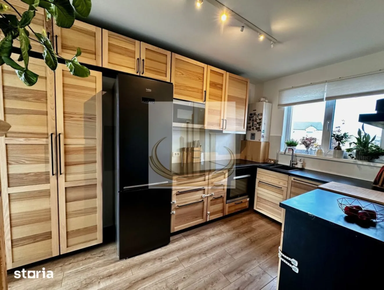 Casa moderna, 4 cam, 2 bai | Drumul boilor | Cartier Serena | Mosnita - Echipa Grand Mobilis Imobiliare vă propune spre vânzare o locuință care îmbină perfect confortul, funcționalitatea și designul modern, situată în Cartierul Serena din Moșnița Veche, în apropierea Drumului Boilor, una dintre cele mai apreciate zone rezidențiale din apropierea Timișoarei.

Cu o suprafață utilă de 91 mp și un teren de 270 mp, proprietatea este unitatea laterală (de capăt) a unui triplex, un avantaj important ce oferă mai multă intimitate, o curte mai generoasă și lumină naturală din abundență pe tot parcursul zilei.

Încă de la primul pas, casa impresionează prin atmosfera caldă și primitoare. Amenajarea a fost realizată cu mult bun gust, folosind materiale de calitate, finisaje moderne și o paletă cromatică elegantă, fiecare detaliu fiind atent ales pentru a crea un spațiu armonios, luminos și confortabil, perfect pentru o familie.

Compartimentarea este practică și bine gândită:

Parter:

hol de acces;
living spațios cu zonă de dining și ieșire către terasă;
bucătărie închisă, cu acces direct în curte;
baie.

Etaj:

dormitor matrimonial;
dormitor;
birou sau al treilea dormitor;
baie;
acces la pod pentru depozitare.

Curtea este amenajată cu grijă și reprezintă locul ideal pentru relaxare. Beneficiază de terasă de 11 mp, anexă de depozitare de 18 mp, spații suplimentare pentru depozitare, alei din beton amprentat, plante mature și sistem automat de irigare alimentat din foraj propriu.

Confortul este completat de încălzirea în pardoseală cu termostate individuale în fiecare cameră, centrală proprie pe gaz, geamuri tripan, două aparate de aer condiționat, construcție din cărămidă Porotherm, izolație eficientă și toate utilitățile disponibile.

Locuința se vinde complet mobilată și utilată, exact cum se prezintă, fiind pregătită pentru mutare imediată, fără investiții suplimentare.

Poziționarea este un alt mare avantaj. În doar câteva minute ajungeți la supermarketuri, brutării, restaurante, cafenele, școli, grădinițe, afterschool-uri, farmacii și alte facilități necesare vieții de zi cu zi, iar accesul către Timișoara este rapid și facil.

Datorită terenului generos, poziției excelente, finisajelor moderne și faptului că se vinde complet mobilată și utilată, această proprietate reprezintă alegerea ideală pentru cei care își doresc o casă în care să se mute fără griji și să se bucure de confort încă din prima zi.

Preț: 197.900 €

Pentru mai multe informații și programarea unei vizionări, vă invităm să contactați echipa Grand Mobilis Imobiliare!