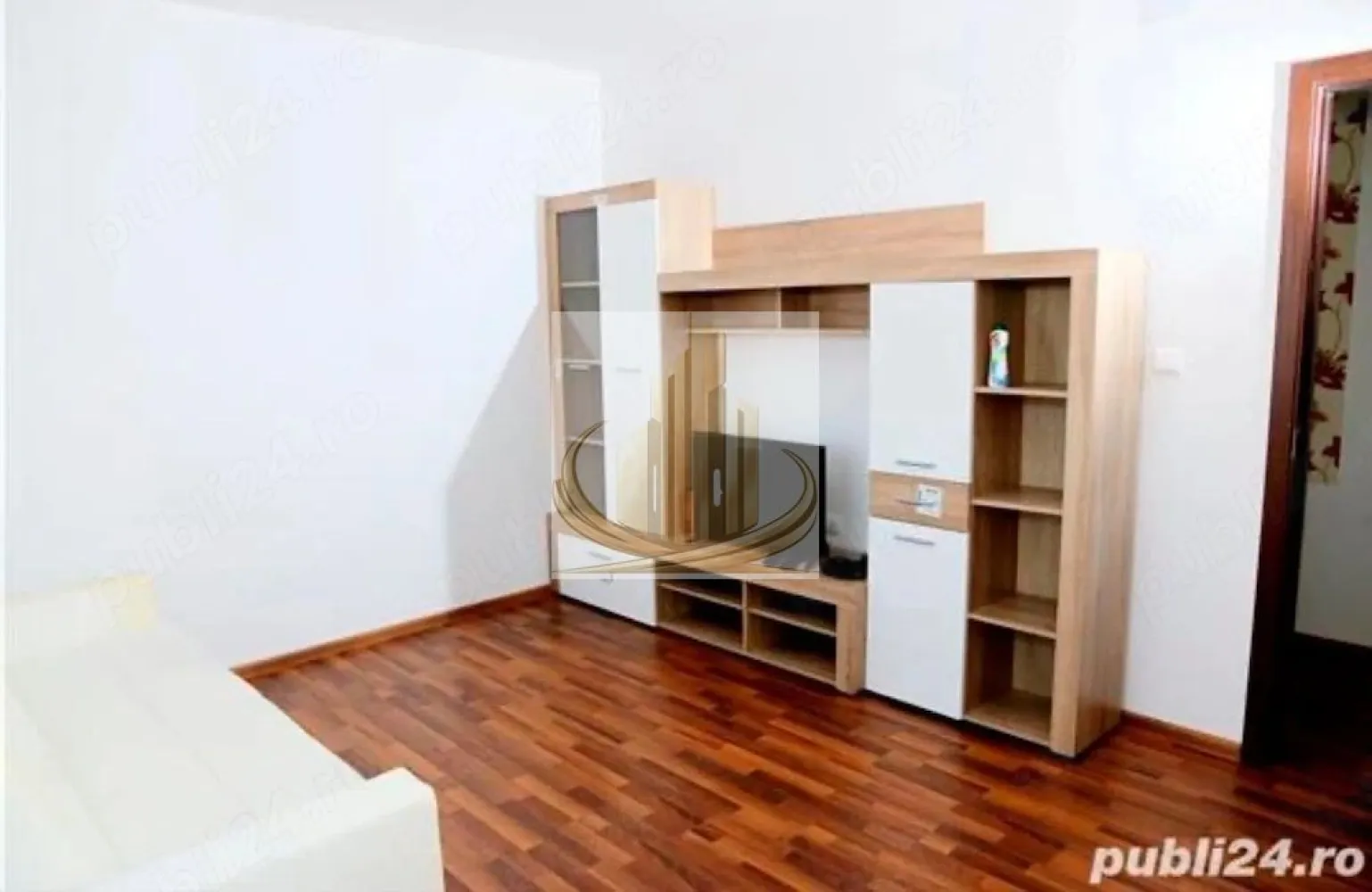 Apartament modern zona Lipovei🏡 - 🏡 Grand Mobilis vă propune spre închiriere un apartament cu 2 camere, situat în zona Calea Lipovei, una dintre cele mai apreciate zone rezidențiale din Timișoara.

Apartamentul este complet mobilat și utilat, fiind pregătit pentru mutare imediată. Locuința oferă un ambient confortabil și luminos, fiind ideală pentru un cuplu sau o persoană care își dorește acces rapid către principalele puncte de interes ale orașului.

Dotări:

* 2 camere;
* Centrală termică proprie;
* Aer condiționat;
* Bucătărie complet utilată;
* Mobilier modern și funcțional;
* Spații bine compartimentate.

Unul dintre marile avantaje ale proprietății este amplasarea excelentă, la doar 5 minute de Iulius Town, cu acces facil către mijloace de transport în comun, magazine, farmacii, restaurante și alte facilități.

Dacă această proprietate corespunde cerințelor dumneavoastră, vă invităm să ne contactați pentru mai multe informații și programarea unei vizionări. Echipa Grand Mobilis vă stă la dispoziție!