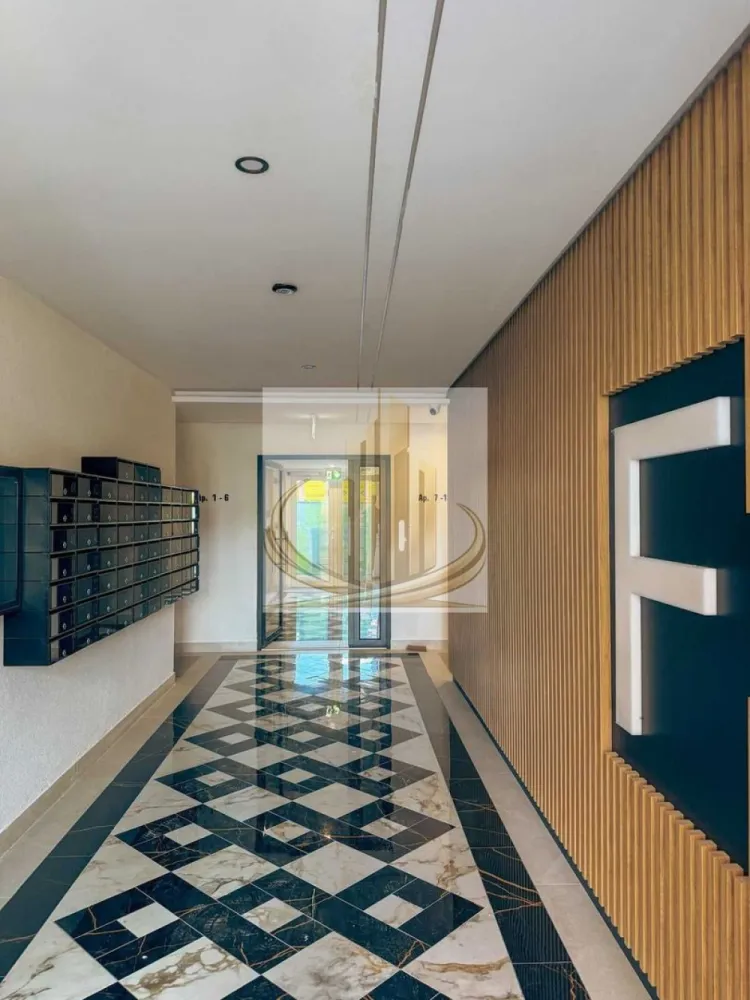 Apartament 3 camere 66mp Complex NOU - Grand Mobilis Imobiliare vă prezintă spre vânzare un apartament modern cu 3 camere, situat la etajul 1 al unui ansamblu rezidențial nou, finalizat în 2026, în zona Aradului.

Conceput pentru confort și eficiență energetică, apartamentul beneficiază de o compartimentare practică, spații luminoase și finisaje moderne, fiind alegerea ideală pentru familii sau pentru cei care își doresc o locuință construită la standarde actuale.

Caracteristici principale:
Apartament cu 3 camere, situat la etajul 1
Compartimentare eficientă și vedere pe două laturi, pentru lumină naturală pe tot parcursul zilei
Balcon generos, ideal pentru relaxare
Încălzire în pardoseală
Pompe de căldură pentru un consum redus de energie
Panouri solare pentru eficiență energetică sporită
Construcție din cărămidă, izolată cu vată bazaltică
Fără utilizarea rigipsului și fără BCA în structura pereților
Peste 2.500 mp de spații verzi amenajate în cadrul ansamblului
Locuri de parcare subterane și supraterane disponibile
Ansamblu rezidențial nou, realizat cu materiale și finisaje de calitate
Soluții smart pentru locuință, inclusiv integrare cu inteligență artificială (ChatGPT)

Ansamblul oferă un mediu modern, liniștit și bine organizat, cu accent pe confort, sustenabilitate și calitatea vieții.

Pentru informații privind disponibilitatea, prețul sau programarea unei vizionări, echipa Grand Mobilis Imobiliare vă stă cu plăcere la dispoziție.

ID intern CP3193122