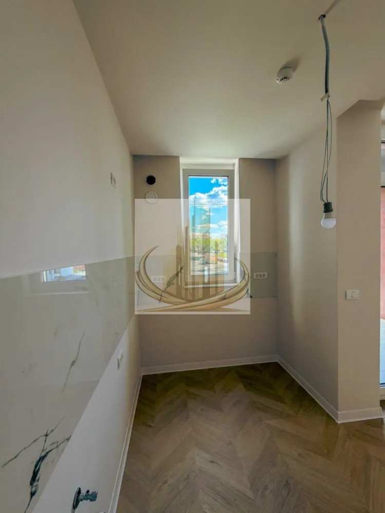 Apartament 3 camere 66mp Complex NOU - Grand Mobilis Imobiliare vă prezintă spre vânzare un apartament modern cu 3 camere, situat la etajul 1 al unui ansamblu rezidențial nou, finalizat în 2026, în zona Aradului.

Conceput pentru confort și eficiență energetică, apartamentul beneficiază de o compartimentare practică, spații luminoase și finisaje moderne, fiind alegerea ideală pentru familii sau pentru cei care își doresc o locuință construită la standarde actuale.

Caracteristici principale:
Apartament cu 3 camere, situat la etajul 1
Compartimentare eficientă și vedere pe două laturi, pentru lumină naturală pe tot parcursul zilei
Balcon generos, ideal pentru relaxare
Încălzire în pardoseală
Pompe de căldură pentru un consum redus de energie
Panouri solare pentru eficiență energetică sporită
Construcție din cărămidă, izolată cu vată bazaltică
Fără utilizarea rigipsului și fără BCA în structura pereților
Peste 2.500 mp de spații verzi amenajate în cadrul ansamblului
Locuri de parcare subterane și supraterane disponibile
Ansamblu rezidențial nou, realizat cu materiale și finisaje de calitate
Soluții smart pentru locuință, inclusiv integrare cu inteligență artificială (ChatGPT)

Ansamblul oferă un mediu modern, liniștit și bine organizat, cu accent pe confort, sustenabilitate și calitatea vieții.

Pentru informații privind disponibilitatea, prețul sau programarea unei vizionări, echipa Grand Mobilis Imobiliare vă stă cu plăcere la dispoziție.

ID intern CP3193122