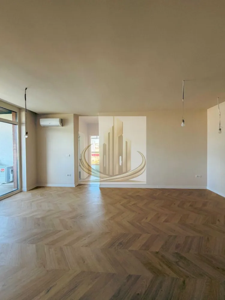 Apartament 3 camere 66mp Complex NOU - Grand Mobilis Imobiliare vă prezintă spre vânzare un apartament modern cu 3 camere, situat la etajul 1 al unui ansamblu rezidențial nou, finalizat în 2026, în zona Aradului.

Conceput pentru confort și eficiență energetică, apartamentul beneficiază de o compartimentare practică, spații luminoase și finisaje moderne, fiind alegerea ideală pentru familii sau pentru cei care își doresc o locuință construită la standarde actuale.

Caracteristici principale:
Apartament cu 3 camere, situat la etajul 1
Compartimentare eficientă și vedere pe două laturi, pentru lumină naturală pe tot parcursul zilei
Balcon generos, ideal pentru relaxare
Încălzire în pardoseală
Pompe de căldură pentru un consum redus de energie
Panouri solare pentru eficiență energetică sporită
Construcție din cărămidă, izolată cu vată bazaltică
Fără utilizarea rigipsului și fără BCA în structura pereților
Peste 2.500 mp de spații verzi amenajate în cadrul ansamblului
Locuri de parcare subterane și supraterane disponibile
Ansamblu rezidențial nou, realizat cu materiale și finisaje de calitate
Soluții smart pentru locuință, inclusiv integrare cu inteligență artificială (ChatGPT)

Ansamblul oferă un mediu modern, liniștit și bine organizat, cu accent pe confort, sustenabilitate și calitatea vieții.

Pentru informații privind disponibilitatea, prețul sau programarea unei vizionări, echipa Grand Mobilis Imobiliare vă stă cu plăcere la dispoziție.

ID intern CP3193122