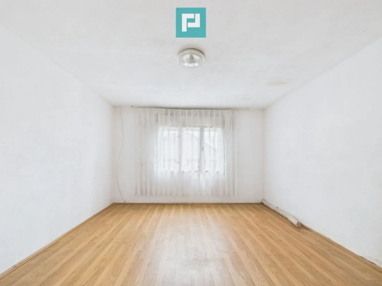 Casă modernă P+1, cu magazin, lângă orașul Sebiș