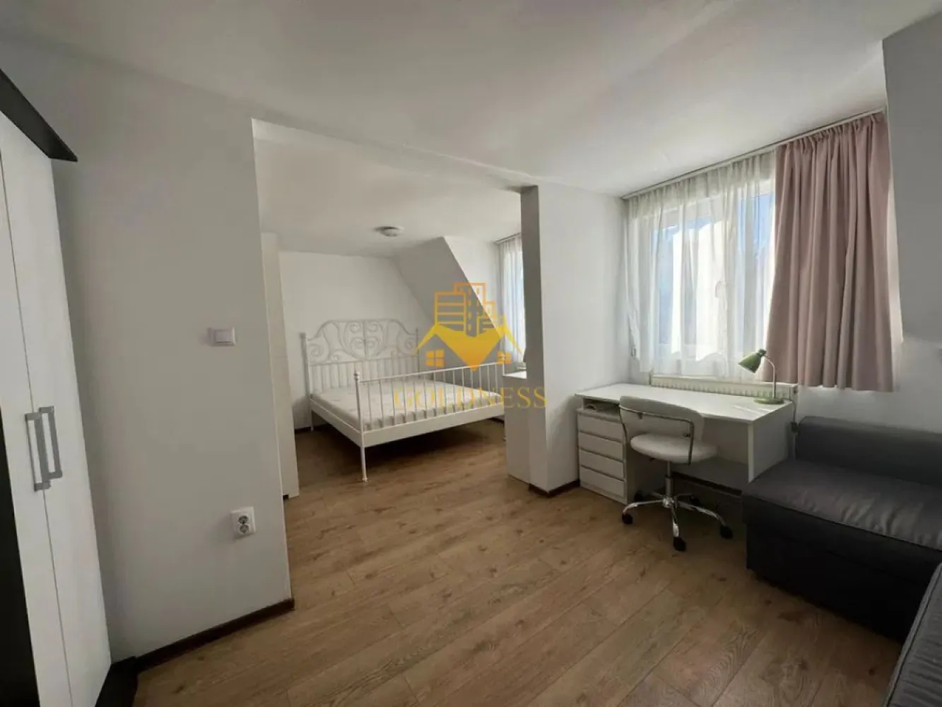 2 camere, modern, 2 parcari, Zona Centrala, 21 Decembrie 1989, Sora - GOLDNESS Imobiliare vă propune spre închiriere un apartament cu 2 camere complet mobilat și utilat, la P+ M in zona Centrala.
Dispune de 2 locuri de parcare!
Se accepta doar o pisica!
Se află în apropierea stațiilor de transport în comun, magazine, restaurante, spații verzi, farmacii, etc. 

Apartamentul este compartimentat astfel:
 - dormitor cu pat matrimonial, dressing, noptiere, canapea extensibila, birou, spatiu pentru depozitare
 - living cu bucatarie open space complet utilată și mobilată, canapea extensibilă, loc de servit masa 
 - baie cu cabina de dus, calorifer port prosop și dulap pentru depozitare.

Imobilul este dotat cu toate cele necesare- centrală proprie, frigider, aragaz, hotă, mașină de spălat haine, etc. 

Dacă sunteți interesați de acest apartament și doriți să îl vizionați, dar și pentru alte oferte nu ezitați să ne contactați telefonic sau prin e-mail. Vă stăm la dispoziție!
Pentru intermediere se percepe un comision de 50% din prețul chiriei!