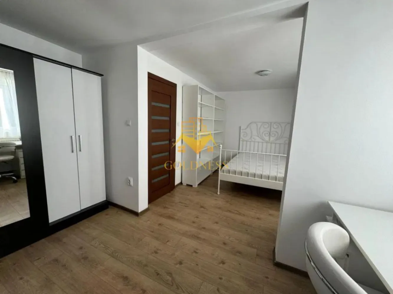 2 camere, modern, 2 parcari, Zona Centrala, 21 Decembrie 1989, Sora - GOLDNESS Imobiliare vă propune spre închiriere un apartament cu 2 camere complet mobilat și utilat, la P+ M in zona Centrala.
Dispune de 2 locuri de parcare!
Se accepta doar o pisica!
Se află în apropierea stațiilor de transport în comun, magazine, restaurante, spații verzi, farmacii, etc. 

Apartamentul este compartimentat astfel:
 - dormitor cu pat matrimonial, dressing, noptiere, canapea extensibila, birou, spatiu pentru depozitare
 - living cu bucatarie open space complet utilată și mobilată, canapea extensibilă, loc de servit masa 
 - baie cu cabina de dus, calorifer port prosop și dulap pentru depozitare.

Imobilul este dotat cu toate cele necesare- centrală proprie, frigider, aragaz, hotă, mașină de spălat haine, etc. 

Dacă sunteți interesați de acest apartament și doriți să îl vizionați, dar și pentru alte oferte nu ezitați să ne contactați telefonic sau prin e-mail. Vă stăm la dispoziție!
Pentru intermediere se percepe un comision de 50% din prețul chiriei!