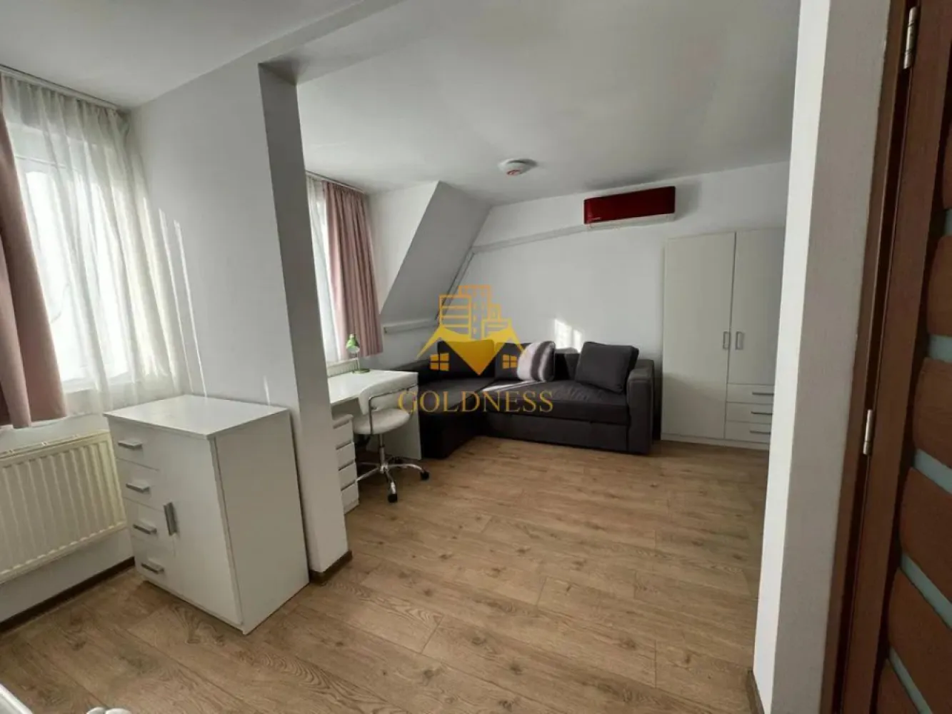 2 camere, modern, 2 parcari, Zona Centrala, 21 Decembrie 1989, Sora - GOLDNESS Imobiliare vă propune spre închiriere un apartament cu 2 camere complet mobilat și utilat, la P+ M in zona Centrala.
Dispune de 2 locuri de parcare!
Se accepta doar o pisica!
Se află în apropierea stațiilor de transport în comun, magazine, restaurante, spații verzi, farmacii, etc. 

Apartamentul este compartimentat astfel:
 - dormitor cu pat matrimonial, dressing, noptiere, canapea extensibila, birou, spatiu pentru depozitare
 - living cu bucatarie open space complet utilată și mobilată, canapea extensibilă, loc de servit masa 
 - baie cu cabina de dus, calorifer port prosop și dulap pentru depozitare.

Imobilul este dotat cu toate cele necesare- centrală proprie, frigider, aragaz, hotă, mașină de spălat haine, etc. 

Dacă sunteți interesați de acest apartament și doriți să îl vizionați, dar și pentru alte oferte nu ezitați să ne contactați telefonic sau prin e-mail. Vă stăm la dispoziție!
Pentru intermediere se percepe un comision de 50% din prețul chiriei!