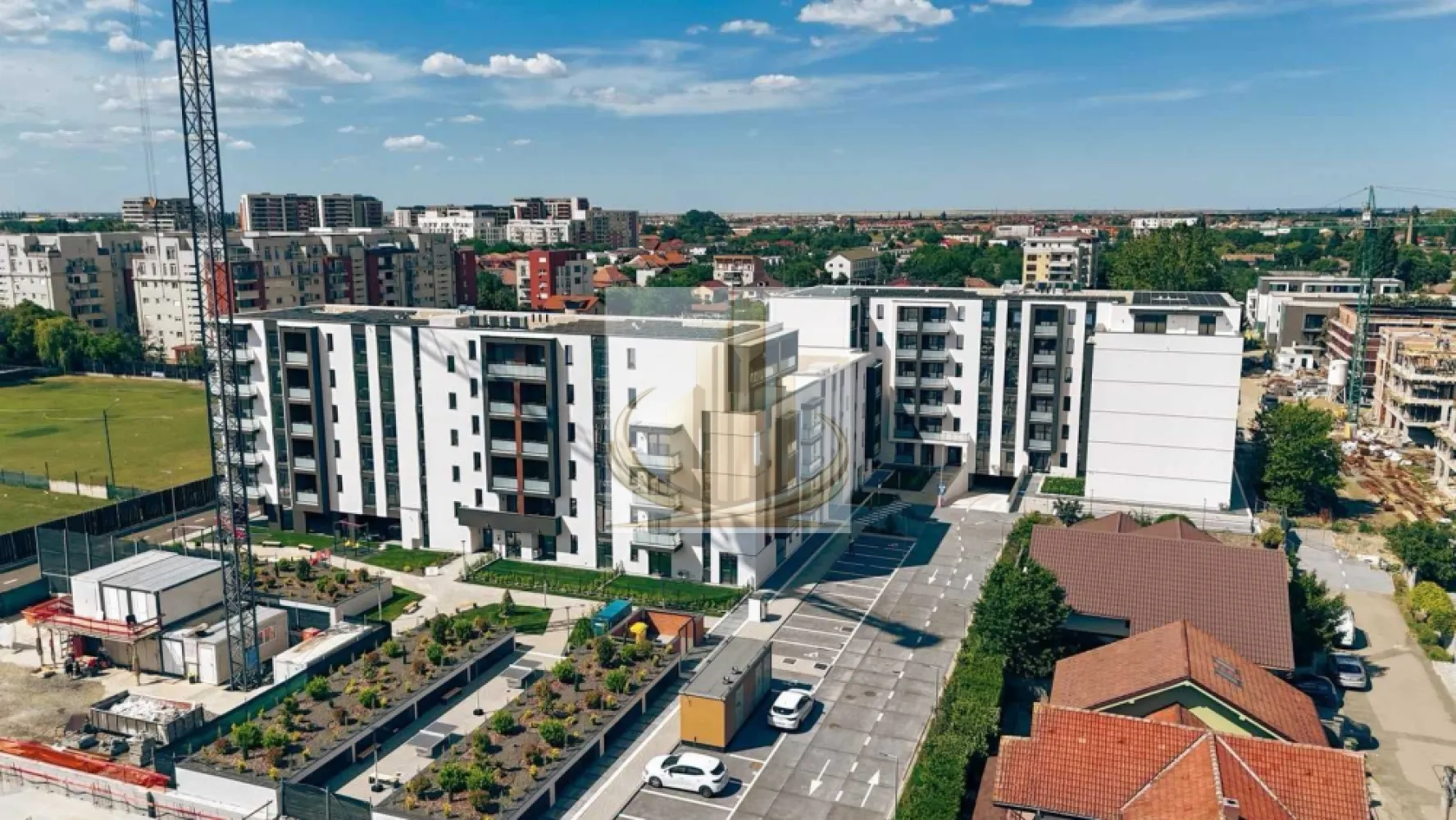Apartament cu 2 camere in Calea Aradului in cladire finalizata 2026 - Grand Mobilis Imobiliare vă propune spre vânzare un apartament modern cu 2 camere, situat la parterul unui ansamblu rezidențial nou, aflat în curs de finalizare în 2026, amplasat în zona Aradului.

Proiectul este conceput la standarde moderne de construcție, punând accent pe confort, eficiență energetică și utilizarea unor materiale premium, oferind un stil de viață modern și sustenabil.

Caracteristici și beneficii:
Construcție din cărămidă, izolată cu vată bazaltică pentru un confort termic și fonic superior;
Compartimentări realizate exclusiv din zidărie, fără rigips sau BCA;
Sistem de încălzire prin pompe de căldură, cu consum redus de energie;
Panouri solare pentru creșterea eficienței energetice;
Peste 2.500 mp de spații verzi amenajate, dedicate relaxării;
Integrarea unor soluții smart bazate pe inteligență artificială (ChatGPT), pentru un plus de confort și funcționalitate;
Locuri de parcare atât subterane, cât și supraterane;
Ansamblu rezidențial modern, construit conform celor mai noi standarde;
Finisaje contemporane și materiale de înaltă calitate.
Compartimentare:
Living luminos;
Dormitor;
Bucătărie;
Baie;
Hol.

Acest apartament reprezintă alegerea ideală atât pentru locuință proprie, cât și pentru investiție, datorită amplasării într-o zonă aflată în continuă dezvoltare și a dotărilor moderne oferite de ansamblu.

Pentru informații suplimentare sau pentru programarea unei vizionări, echipa Grand Mobilis Imobiliare vă stă cu drag la dispoziție.

ID Intern CP3193181