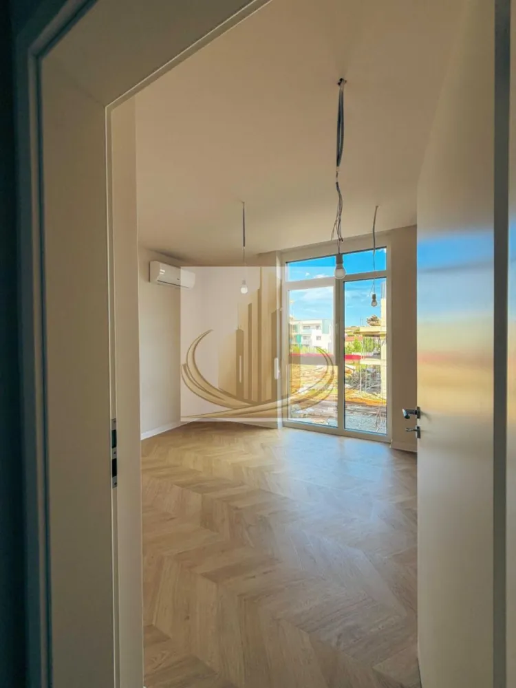 Apartament cu 2 camere in Calea Aradului in cladire finalizata 2026 - Grand Mobilis Imobiliare vă propune spre vânzare un apartament modern cu 2 camere, situat la parterul unui ansamblu rezidențial nou, aflat în curs de finalizare în 2026, amplasat în zona Aradului.

Proiectul este conceput la standarde moderne de construcție, punând accent pe confort, eficiență energetică și utilizarea unor materiale premium, oferind un stil de viață modern și sustenabil.

Caracteristici și beneficii:
Construcție din cărămidă, izolată cu vată bazaltică pentru un confort termic și fonic superior;
Compartimentări realizate exclusiv din zidărie, fără rigips sau BCA;
Sistem de încălzire prin pompe de căldură, cu consum redus de energie;
Panouri solare pentru creșterea eficienței energetice;
Peste 2.500 mp de spații verzi amenajate, dedicate relaxării;
Integrarea unor soluții smart bazate pe inteligență artificială (ChatGPT), pentru un plus de confort și funcționalitate;
Locuri de parcare atât subterane, cât și supraterane;
Ansamblu rezidențial modern, construit conform celor mai noi standarde;
Finisaje contemporane și materiale de înaltă calitate.
Compartimentare:
Living luminos;
Dormitor;
Bucătărie;
Baie;
Hol.

Acest apartament reprezintă alegerea ideală atât pentru locuință proprie, cât și pentru investiție, datorită amplasării într-o zonă aflată în continuă dezvoltare și a dotărilor moderne oferite de ansamblu.

Pentru informații suplimentare sau pentru programarea unei vizionări, echipa Grand Mobilis Imobiliare vă stă cu drag la dispoziție.

ID Intern CP3193181