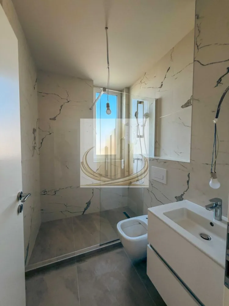 Apartament cu 2 camere in Calea Aradului in cladire finalizata 2026 - Grand Mobilis Imobiliare vă propune spre vânzare un apartament modern cu 2 camere, situat la parterul unui ansamblu rezidențial nou, aflat în curs de finalizare în 2026, amplasat în zona Aradului.

Proiectul este conceput la standarde moderne de construcție, punând accent pe confort, eficiență energetică și utilizarea unor materiale premium, oferind un stil de viață modern și sustenabil.

Caracteristici și beneficii:
Construcție din cărămidă, izolată cu vată bazaltică pentru un confort termic și fonic superior;
Compartimentări realizate exclusiv din zidărie, fără rigips sau BCA;
Sistem de încălzire prin pompe de căldură, cu consum redus de energie;
Panouri solare pentru creșterea eficienței energetice;
Peste 2.500 mp de spații verzi amenajate, dedicate relaxării;
Integrarea unor soluții smart bazate pe inteligență artificială (ChatGPT), pentru un plus de confort și funcționalitate;
Locuri de parcare atât subterane, cât și supraterane;
Ansamblu rezidențial modern, construit conform celor mai noi standarde;
Finisaje contemporane și materiale de înaltă calitate.
Compartimentare:
Living luminos;
Dormitor;
Bucătărie;
Baie;
Hol.

Acest apartament reprezintă alegerea ideală atât pentru locuință proprie, cât și pentru investiție, datorită amplasării într-o zonă aflată în continuă dezvoltare și a dotărilor moderne oferite de ansamblu.

Pentru informații suplimentare sau pentru programarea unei vizionări, echipa Grand Mobilis Imobiliare vă stă cu drag la dispoziție.

ID Intern CP3193181