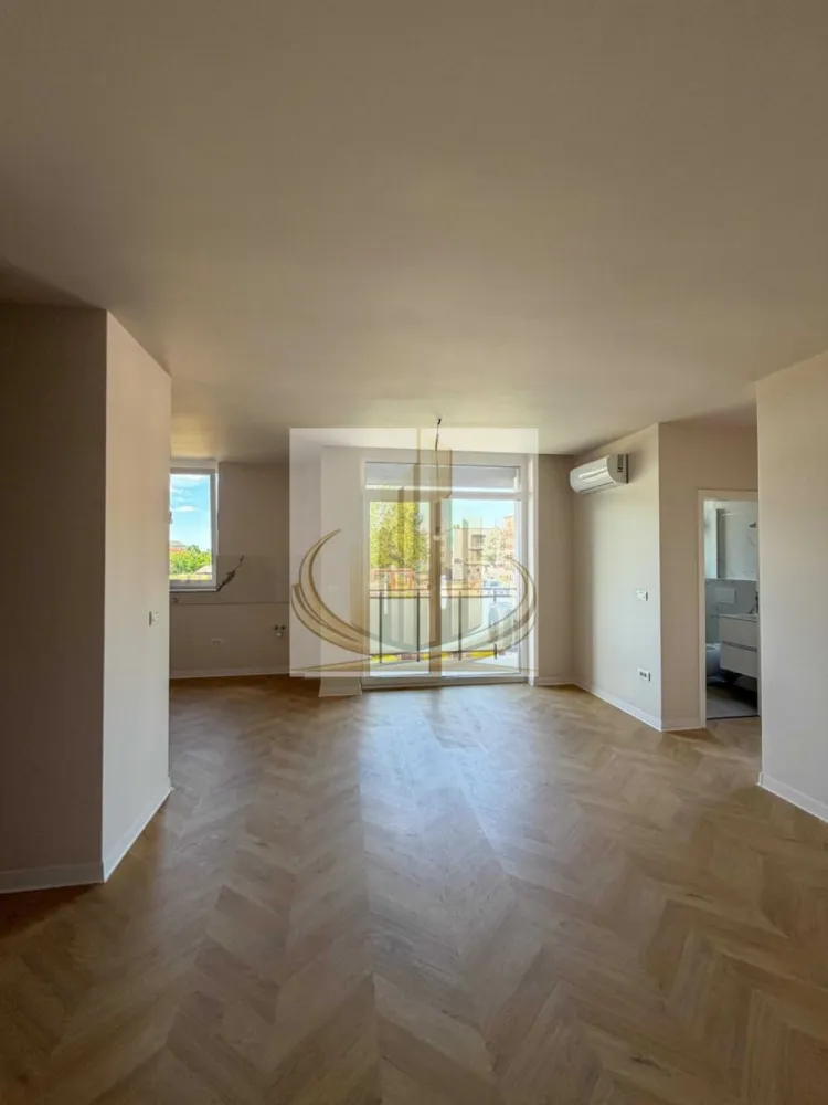Apartament cu 2 camere in Calea Aradului in cladire finalizata 2026 - Grand Mobilis Imobiliare vă propune spre vânzare un apartament modern cu 2 camere, situat la parterul unui ansamblu rezidențial nou, aflat în curs de finalizare în 2026, amplasat în zona Aradului.

Proiectul este conceput la standarde moderne de construcție, punând accent pe confort, eficiență energetică și utilizarea unor materiale premium, oferind un stil de viață modern și sustenabil.

Caracteristici și beneficii:
Construcție din cărămidă, izolată cu vată bazaltică pentru un confort termic și fonic superior;
Compartimentări realizate exclusiv din zidărie, fără rigips sau BCA;
Sistem de încălzire prin pompe de căldură, cu consum redus de energie;
Panouri solare pentru creșterea eficienței energetice;
Peste 2.500 mp de spații verzi amenajate, dedicate relaxării;
Integrarea unor soluții smart bazate pe inteligență artificială (ChatGPT), pentru un plus de confort și funcționalitate;
Locuri de parcare atât subterane, cât și supraterane;
Ansamblu rezidențial modern, construit conform celor mai noi standarde;
Finisaje contemporane și materiale de înaltă calitate.
Compartimentare:
Living luminos;
Dormitor;
Bucătărie;
Baie;
Hol.

Acest apartament reprezintă alegerea ideală atât pentru locuință proprie, cât și pentru investiție, datorită amplasării într-o zonă aflată în continuă dezvoltare și a dotărilor moderne oferite de ansamblu.

Pentru informații suplimentare sau pentru programarea unei vizionări, echipa Grand Mobilis Imobiliare vă stă cu drag la dispoziție.

ID Intern CP3193181