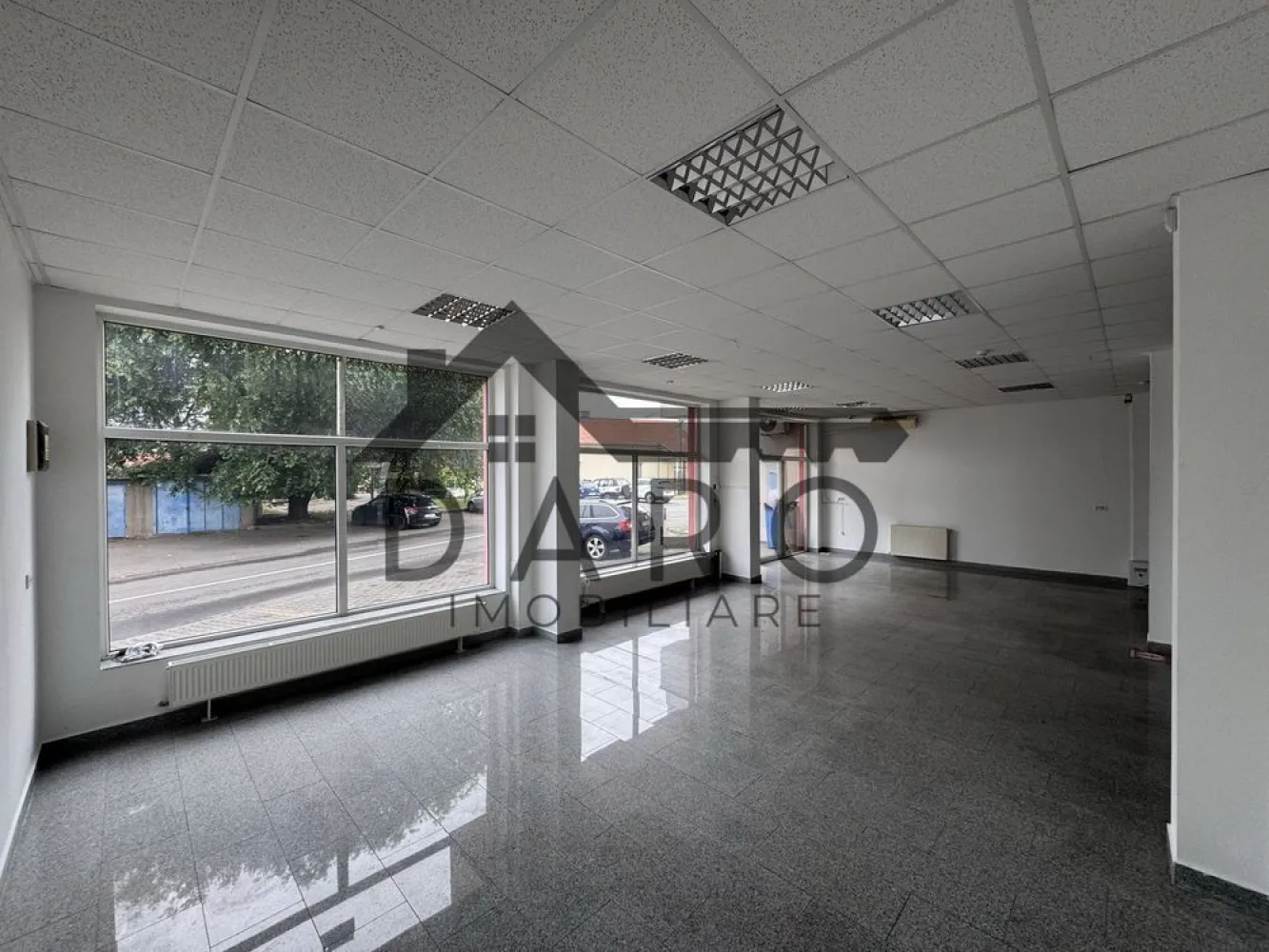 Spatiu comercial 120 mp - Închiriez spațiu comercial în 7 Noiembrie , într-o zonă cu magazin alimentar, cabinete medicale la câteva minute de centrul orașului.
Spațiul are o suprafață de 120 mp, prevăzut cu grup sanitar și camera tehnică , este dotat cu geamuri mari termopan , gresie.