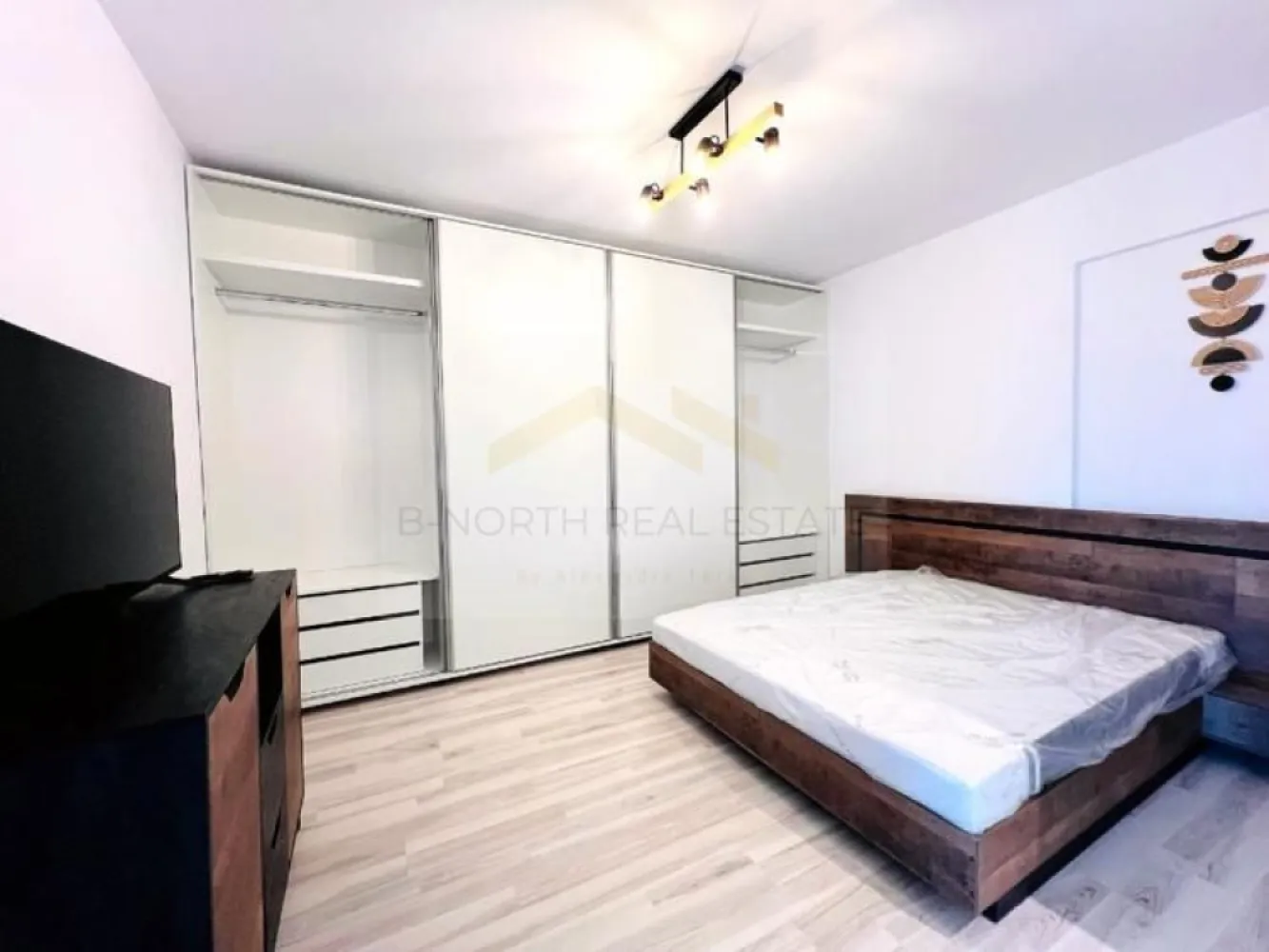 Studio de închiriat | Metrou Nicolae Teclu | Bloc nou | 50 mp - B-North Real Estate vă propune spre închiriere un studio modern, open-space, situat în zona Pallady, în apropiere de Dedeman și la doar câteva minute de stația de metrou Nicolae Teclu.

Apartamentul are o suprafață de 50 mp, este amplasat la etajul 5 din 8 al unui imobil nou prevăzut cu două lifturi și beneficiază de un balcon generos. Se închiriază complet mobilat și utilat, fiind ideal pentru o persoană sau un cuplu.

Caracteristici principale:

Studio open-space
Suprafață: 50 mp
Etaj 5 din 8
Bloc nou
Balcon generos
Complet mobilat și utilat
Disponibil imediat

Dotări și beneficii:

Centrală termică proprie
Aer condiționat
TV
Mașină de spălat rufe cu uscător
Frigider
Plită pe gaz
Cuptor electric
Mobilier modern
Finisaje de calitate

Parcare:

Posibilitate de închiriere a până la 2 locuri de parcare (opțional)

Avantaje locație:

Aproximativ 6 minute de mers până la metrou Nicolae Teclu
Stații STB și tramvai la aproximativ 3 minute
În apropiere de Dedeman, IKEA, Jumbo, Auchan, Decathlon, Kaufland, Lidl, Leroy Merlin, Mobexpert, JYSK și Altex
Acces rapid către Bulevardul Theodor Pallady și principalele artere din estul Capitalei

Recomandat pentru:

O persoană
Cupluri
Profesioniști

Preț și condiții:

Chirie: 530 euro/lună
Garanție: echivalentul unei luni de chirie
Contract înregistrat la ANAF

Pentru informații suplimentare și programarea unei vizionări, contactați B-North Real Estate.