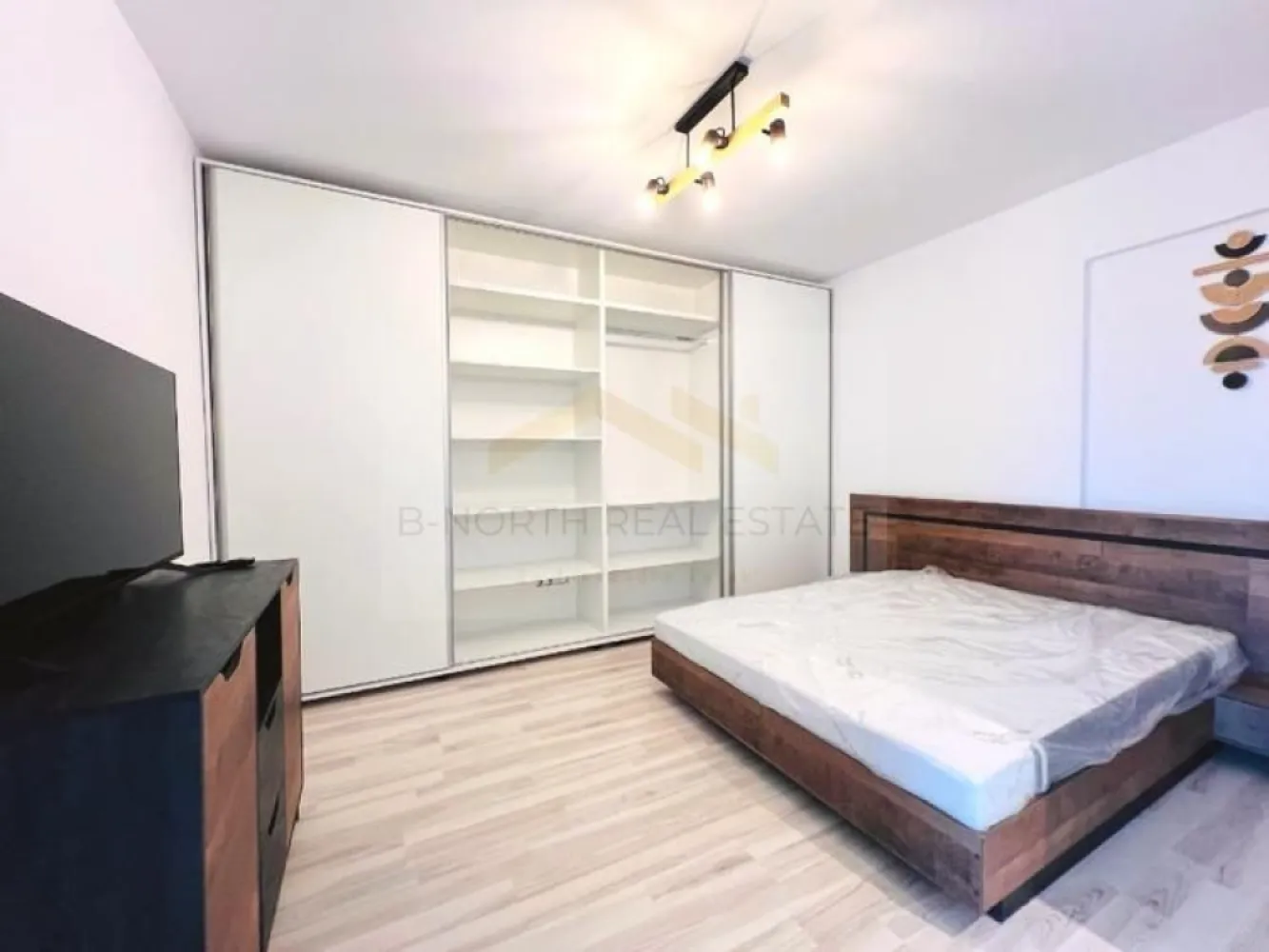 Studio de închiriat | Metrou Nicolae Teclu | Bloc nou | 50 mp - B-North Real Estate vă propune spre închiriere un studio modern, open-space, situat în zona Pallady, în apropiere de Dedeman și la doar câteva minute de stația de metrou Nicolae Teclu.

Apartamentul are o suprafață de 50 mp, este amplasat la etajul 5 din 8 al unui imobil nou prevăzut cu două lifturi și beneficiază de un balcon generos. Se închiriază complet mobilat și utilat, fiind ideal pentru o persoană sau un cuplu.

Caracteristici principale:

Studio open-space
Suprafață: 50 mp
Etaj 5 din 8
Bloc nou
Balcon generos
Complet mobilat și utilat
Disponibil imediat

Dotări și beneficii:

Centrală termică proprie
Aer condiționat
TV
Mașină de spălat rufe cu uscător
Frigider
Plită pe gaz
Cuptor electric
Mobilier modern
Finisaje de calitate

Parcare:

Posibilitate de închiriere a până la 2 locuri de parcare (opțional)

Avantaje locație:

Aproximativ 6 minute de mers până la metrou Nicolae Teclu
Stații STB și tramvai la aproximativ 3 minute
În apropiere de Dedeman, IKEA, Jumbo, Auchan, Decathlon, Kaufland, Lidl, Leroy Merlin, Mobexpert, JYSK și Altex
Acces rapid către Bulevardul Theodor Pallady și principalele artere din estul Capitalei

Recomandat pentru:

O persoană
Cupluri
Profesioniști

Preț și condiții:

Chirie: 530 euro/lună
Garanție: echivalentul unei luni de chirie
Contract înregistrat la ANAF

Pentru informații suplimentare și programarea unei vizionări, contactați B-North Real Estate.