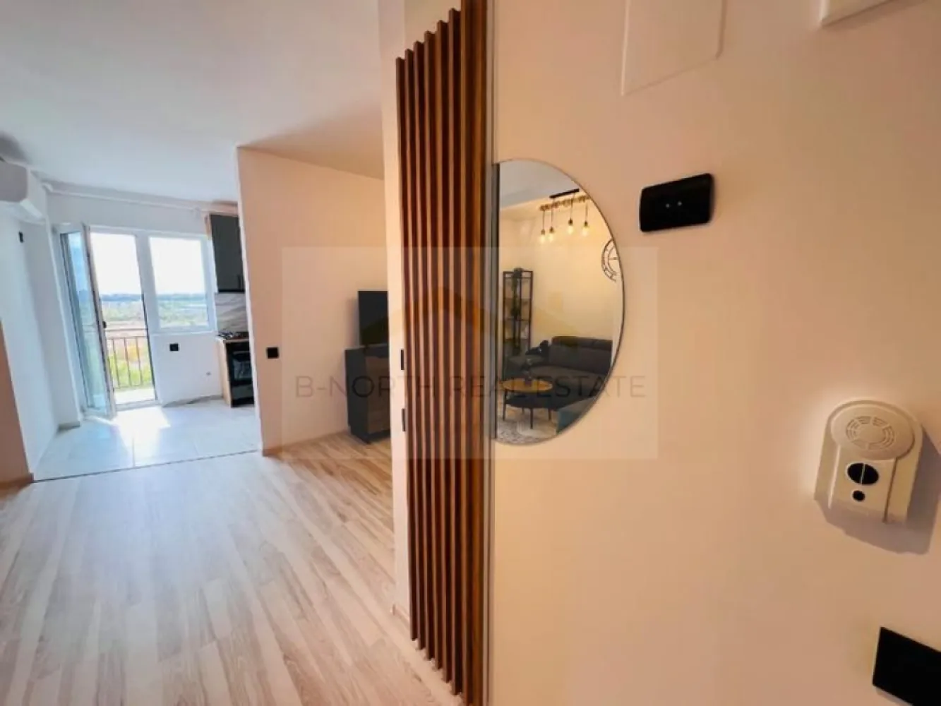 Studio de închiriat | Metrou Nicolae Teclu | Bloc nou | 50 mp - B-North Real Estate vă propune spre închiriere un studio modern, open-space, situat în zona Pallady, în apropiere de Dedeman și la doar câteva minute de stația de metrou Nicolae Teclu.

Apartamentul are o suprafață de 50 mp, este amplasat la etajul 5 din 8 al unui imobil nou prevăzut cu două lifturi și beneficiază de un balcon generos. Se închiriază complet mobilat și utilat, fiind ideal pentru o persoană sau un cuplu.

Caracteristici principale:

Studio open-space
Suprafață: 50 mp
Etaj 5 din 8
Bloc nou
Balcon generos
Complet mobilat și utilat
Disponibil imediat

Dotări și beneficii:

Centrală termică proprie
Aer condiționat
TV
Mașină de spălat rufe cu uscător
Frigider
Plită pe gaz
Cuptor electric
Mobilier modern
Finisaje de calitate

Parcare:

Posibilitate de închiriere a până la 2 locuri de parcare (opțional)

Avantaje locație:

Aproximativ 6 minute de mers până la metrou Nicolae Teclu
Stații STB și tramvai la aproximativ 3 minute
În apropiere de Dedeman, IKEA, Jumbo, Auchan, Decathlon, Kaufland, Lidl, Leroy Merlin, Mobexpert, JYSK și Altex
Acces rapid către Bulevardul Theodor Pallady și principalele artere din estul Capitalei

Recomandat pentru:

O persoană
Cupluri
Profesioniști

Preț și condiții:

Chirie: 530 euro/lună
Garanție: echivalentul unei luni de chirie
Contract înregistrat la ANAF

Pentru informații suplimentare și programarea unei vizionări, contactați B-North Real Estate.
