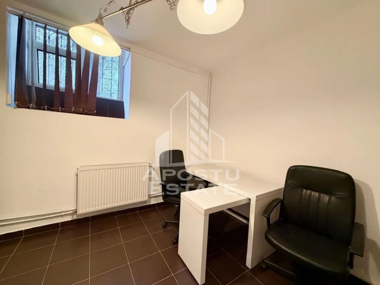 Apartament 2 camere de vanzare, zona Ultracentrala, Timisoara - APOSTU ESTATE vă propune spre vanzare un apartament spațios și elegant, cu 2 camere, la demisol într-o zonă liniștită și bine conectată din zona Centrala, ideal pentru birouri sau persoane care vor sa si mobileze dupa bunul plac.

Suprafață utilă: 45 mp
Compartimentare eficientă:
- Hol de acces generos
- O camera cu birou si bucatarie
- O camera cu dressing
- Baie cu dus

Confort și facilități:
- Centrala Proprie

Apartamentul este complet mobilat și utilat

Ideal pentru:
- Familii
- Spatiu de birouri

Agentia imobiliara Apostu Estate va ofera consultanta bancara gratuita prin intermediul colaboratorilor nostri pentru alegerea celui mai potrivit tip de credit, astfel incat tu sa devi noul proprietar al acestui imobil.

Va asteptam cu drag la o vizionare!
ID intern: CP2941224!