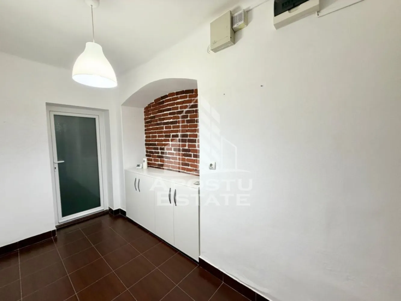 Apartament 2 camere de vanzare, zona Ultracentrala, Timisoara - APOSTU ESTATE vă propune spre vanzare un apartament spațios și elegant, cu 2 camere, la demisol într-o zonă liniștită și bine conectată din zona Centrala, ideal pentru birouri sau persoane care vor sa si mobileze dupa bunul plac.

Suprafață utilă: 45 mp
Compartimentare eficientă:
- Hol de acces generos
- O camera cu birou si bucatarie
- O camera cu dressing
- Baie cu dus

Confort și facilități:
- Centrala Proprie

Apartamentul este complet mobilat și utilat

Ideal pentru:
- Familii
- Spatiu de birouri

Agentia imobiliara Apostu Estate va ofera consultanta bancara gratuita prin intermediul colaboratorilor nostri pentru alegerea celui mai potrivit tip de credit, astfel incat tu sa devi noul proprietar al acestui imobil.

Va asteptam cu drag la o vizionare!
ID intern: CP2941224!