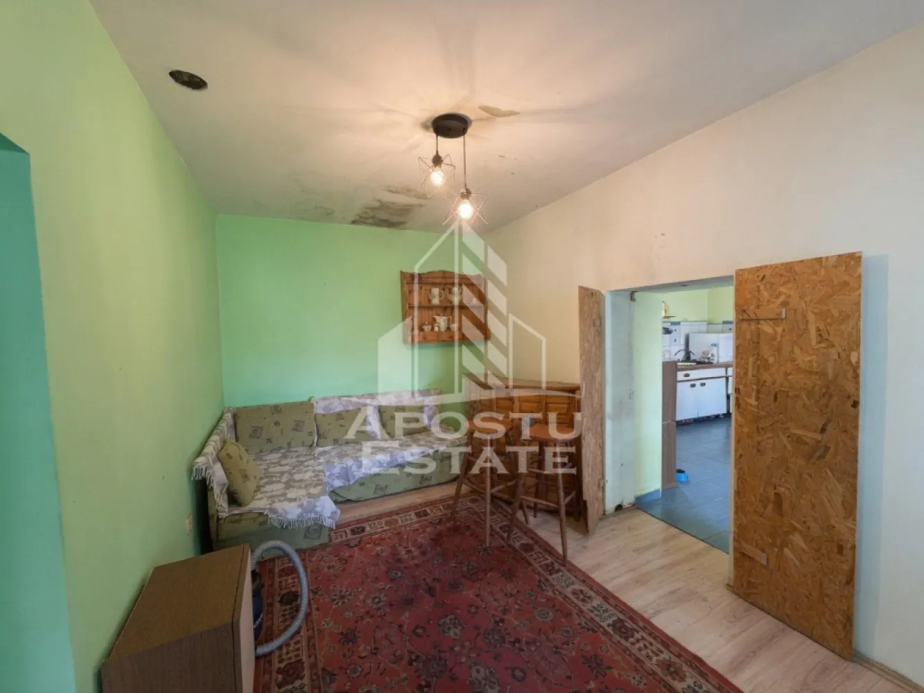 Casa + constructie moderna, 2 locuinte, teren 2298 mp Giulvaz - Agentia imobiliara APOSTU ESTATE va propune spre vanzare o proprietate deosebita, situata in localitatea Giulvăz, judetul Timis, ideala pentru locuinta permanenta, investitie sau locuire in sistem mixt.

Proprietatea este amplasata pe un teren de 2298 mp si este compusa din doua locuinte distincte.

Locuinta 1 – casa pe structura de containere (constructie moderna):
Suprafata utila: aproximativ 62,7 mp

Compartimentare:

2 dormitoare

Living cu bucatarie open-space

Baie complet utilata cu cada

Dotari:

Panouri solare

Incalzire electrica

Aer conditionat

Constructie eficienta energetic

Locuinta 2 – casa traditionala (partial renovata):

Compartimentare:

2 dormitoare

Living

Bucatarie complet utilata

Baie cu cabina de dus

Dotari si caracteristici:

Incalzire cu teracota, bucatarie si soba pe peleti

Renovare realizata partial (necesita finalizare)

Utilitati:

Curent electric

Fosa septica (aprox. 4000 L)

Localitatea nu dispune de gaz sau canalizare

Alte beneficii:

Teren generos, ideal pentru diverse activitati sau investitie

Posibilitate de locuire in doua spatii separate (ideal pentru familie extinsa sau inchiriere)

Zona linistita, cu acces facil

Proprietatea ofera un potential excelent, combinand o constructie moderna, eficienta energetic, cu o locuinta traditionala ce poate fi personalizata dupa preferinte.

Pretul este negociabil.

Agentia imobiliara Apostu Estate va ofera consultanta bancara gratuita prin intermediul colaboratorilor nostri.

Va asteptam cu drag la o vizionare!