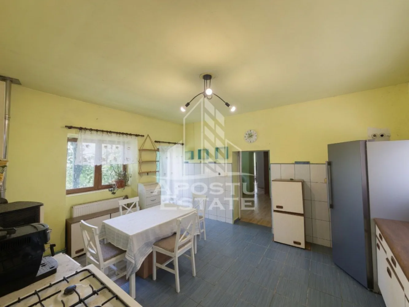 Casa + constructie moderna, 2 locuinte, teren 2298 mp Giulvaz - Agentia imobiliara APOSTU ESTATE va propune spre vanzare o proprietate deosebita, situata in localitatea Giulvăz, judetul Timis, ideala pentru locuinta permanenta, investitie sau locuire in sistem mixt.

Proprietatea este amplasata pe un teren de 2298 mp si este compusa din doua locuinte distincte.

Locuinta 1 – casa pe structura de containere (constructie moderna):
Suprafata utila: aproximativ 62,7 mp

Compartimentare:

2 dormitoare

Living cu bucatarie open-space

Baie complet utilata cu cada

Dotari:

Panouri solare

Incalzire electrica

Aer conditionat

Constructie eficienta energetic

Locuinta 2 – casa traditionala (partial renovata):

Compartimentare:

2 dormitoare

Living

Bucatarie complet utilata

Baie cu cabina de dus

Dotari si caracteristici:

Incalzire cu teracota, bucatarie si soba pe peleti

Renovare realizata partial (necesita finalizare)

Utilitati:

Curent electric

Fosa septica (aprox. 4000 L)

Localitatea nu dispune de gaz sau canalizare

Alte beneficii:

Teren generos, ideal pentru diverse activitati sau investitie

Posibilitate de locuire in doua spatii separate (ideal pentru familie extinsa sau inchiriere)

Zona linistita, cu acces facil

Proprietatea ofera un potential excelent, combinand o constructie moderna, eficienta energetic, cu o locuinta traditionala ce poate fi personalizata dupa preferinte.

Pretul este negociabil.

Agentia imobiliara Apostu Estate va ofera consultanta bancara gratuita prin intermediul colaboratorilor nostri.

Va asteptam cu drag la o vizionare!