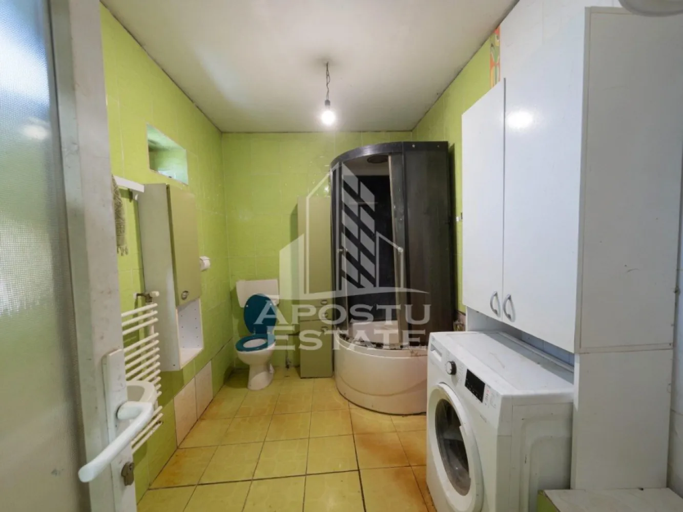 Casa + constructie moderna, 2 locuinte, teren 2298 mp Giulvaz - Agentia imobiliara APOSTU ESTATE va propune spre vanzare o proprietate deosebita, situata in localitatea Giulvăz, judetul Timis, ideala pentru locuinta permanenta, investitie sau locuire in sistem mixt.

Proprietatea este amplasata pe un teren de 2298 mp si este compusa din doua locuinte distincte.

Locuinta 1 – casa pe structura de containere (constructie moderna):
Suprafata utila: aproximativ 62,7 mp

Compartimentare:

2 dormitoare

Living cu bucatarie open-space

Baie complet utilata cu cada

Dotari:

Panouri solare

Incalzire electrica

Aer conditionat

Constructie eficienta energetic

Locuinta 2 – casa traditionala (partial renovata):

Compartimentare:

2 dormitoare

Living

Bucatarie complet utilata

Baie cu cabina de dus

Dotari si caracteristici:

Incalzire cu teracota, bucatarie si soba pe peleti

Renovare realizata partial (necesita finalizare)

Utilitati:

Curent electric

Fosa septica (aprox. 4000 L)

Localitatea nu dispune de gaz sau canalizare

Alte beneficii:

Teren generos, ideal pentru diverse activitati sau investitie

Posibilitate de locuire in doua spatii separate (ideal pentru familie extinsa sau inchiriere)

Zona linistita, cu acces facil

Proprietatea ofera un potential excelent, combinand o constructie moderna, eficienta energetic, cu o locuinta traditionala ce poate fi personalizata dupa preferinte.

Pretul este negociabil.

Agentia imobiliara Apostu Estate va ofera consultanta bancara gratuita prin intermediul colaboratorilor nostri.

Va asteptam cu drag la o vizionare!
