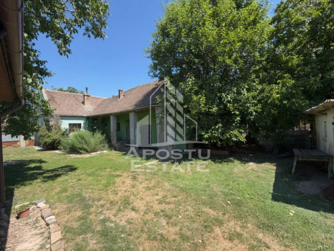 Casa + constructie moderna, 2 locuinte, teren 2298 mp Giulvaz - Agentia imobiliara APOSTU ESTATE va propune spre vanzare o proprietate deosebita, situata in localitatea Giulvăz, judetul Timis, ideala pentru locuinta permanenta, investitie sau locuire in sistem mixt.

Proprietatea este amplasata pe un teren de 2298 mp si este compusa din doua locuinte distincte.

Locuinta 1 – casa pe structura de containere (constructie moderna):
Suprafata utila: aproximativ 62,7 mp

Compartimentare:

2 dormitoare

Living cu bucatarie open-space

Baie complet utilata cu cada

Dotari:

Panouri solare

Incalzire electrica

Aer conditionat

Constructie eficienta energetic

Locuinta 2 – casa traditionala (partial renovata):

Compartimentare:

2 dormitoare

Living

Bucatarie complet utilata

Baie cu cabina de dus

Dotari si caracteristici:

Incalzire cu teracota, bucatarie si soba pe peleti

Renovare realizata partial (necesita finalizare)

Utilitati:

Curent electric

Fosa septica (aprox. 4000 L)

Localitatea nu dispune de gaz sau canalizare

Alte beneficii:

Teren generos, ideal pentru diverse activitati sau investitie

Posibilitate de locuire in doua spatii separate (ideal pentru familie extinsa sau inchiriere)

Zona linistita, cu acces facil

Proprietatea ofera un potential excelent, combinand o constructie moderna, eficienta energetic, cu o locuinta traditionala ce poate fi personalizata dupa preferinte.

Pretul este negociabil.

Agentia imobiliara Apostu Estate va ofera consultanta bancara gratuita prin intermediul colaboratorilor nostri.

Va asteptam cu drag la o vizionare!