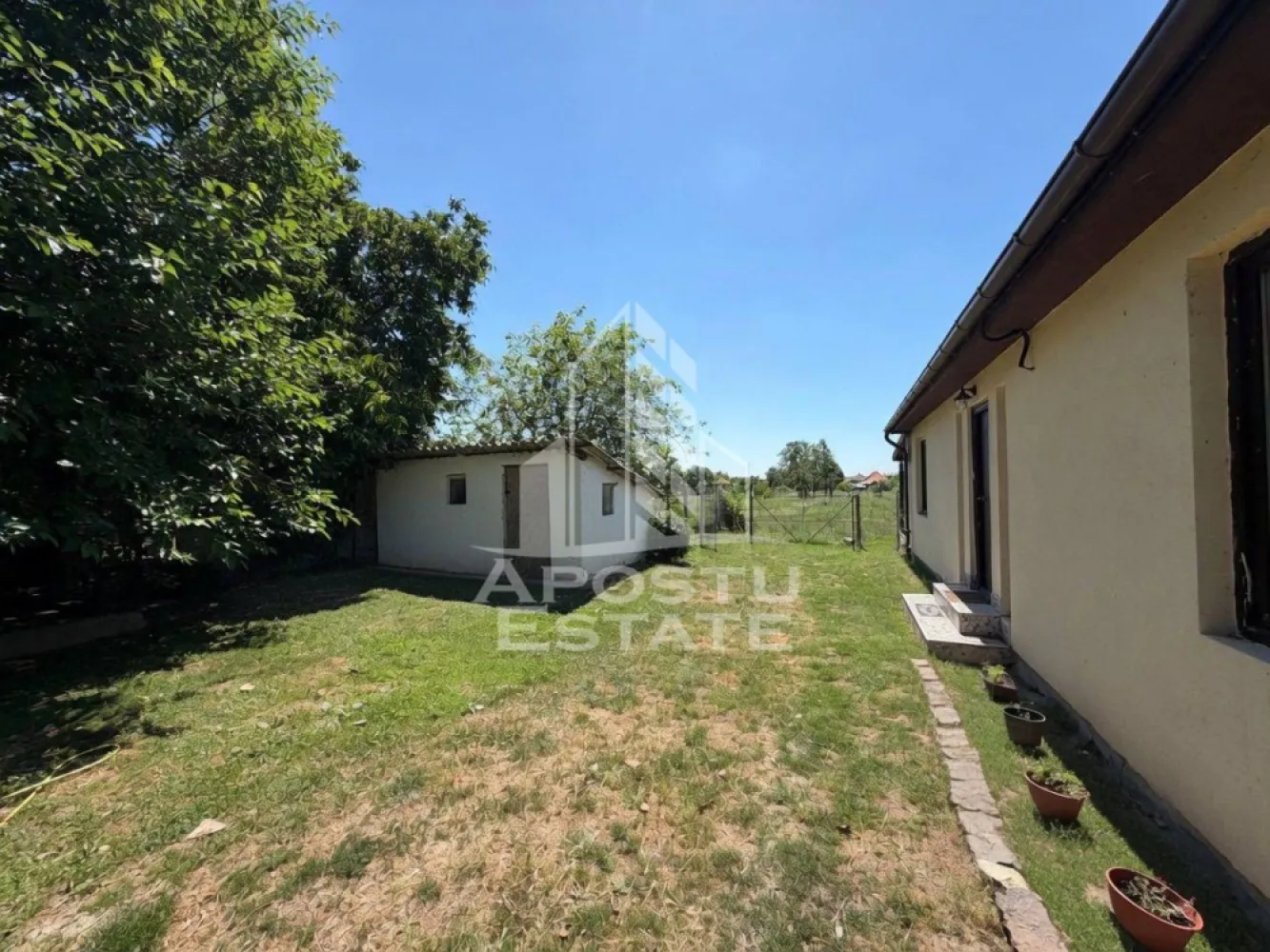Casa + constructie moderna, 2 locuinte, teren 2298 mp Giulvaz
